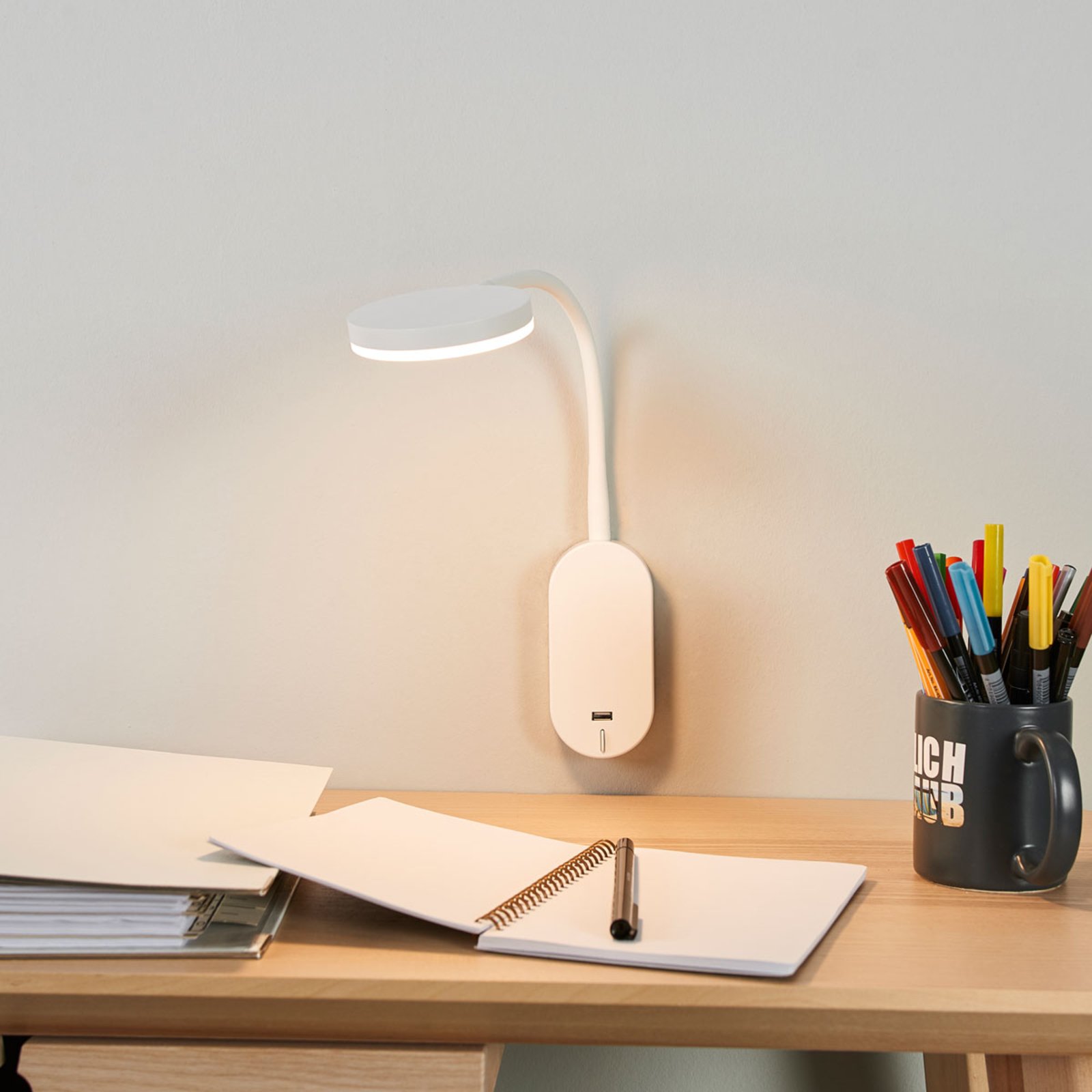 Lindby LED-væglampe Milow, hvid, 39,5 cm, USB-tilslutning