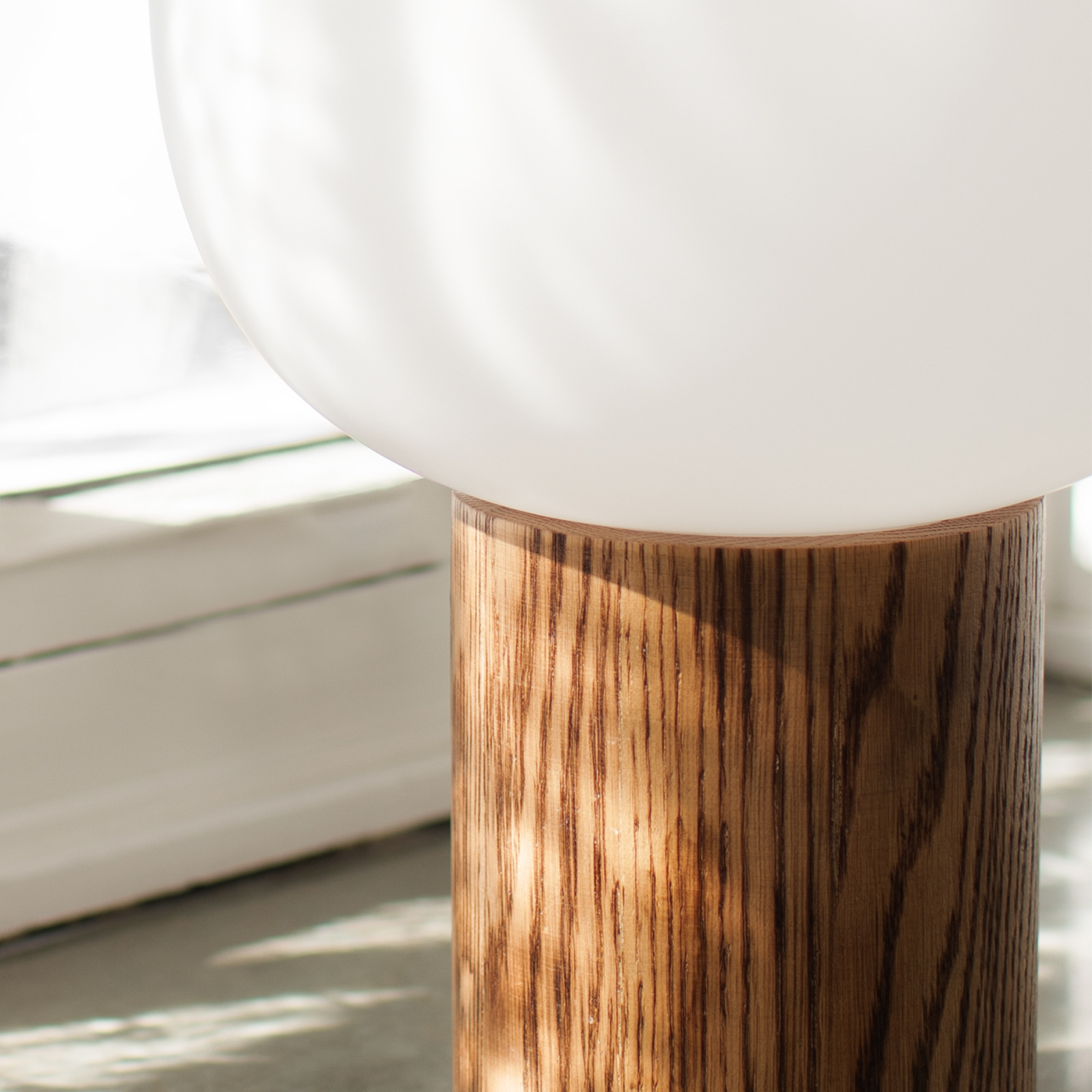 Skene bordlampe med træfod og glasskærm, 44cm