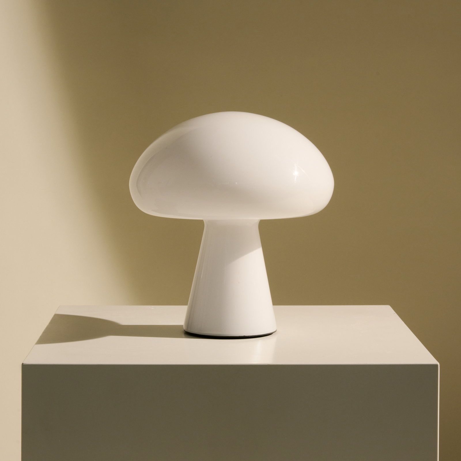 Gubi Obello LED rechargeable table lamp, pearl white, IP44, glass Gubi Obello LED rechargeable table lamp, pearl white, IP44, glass