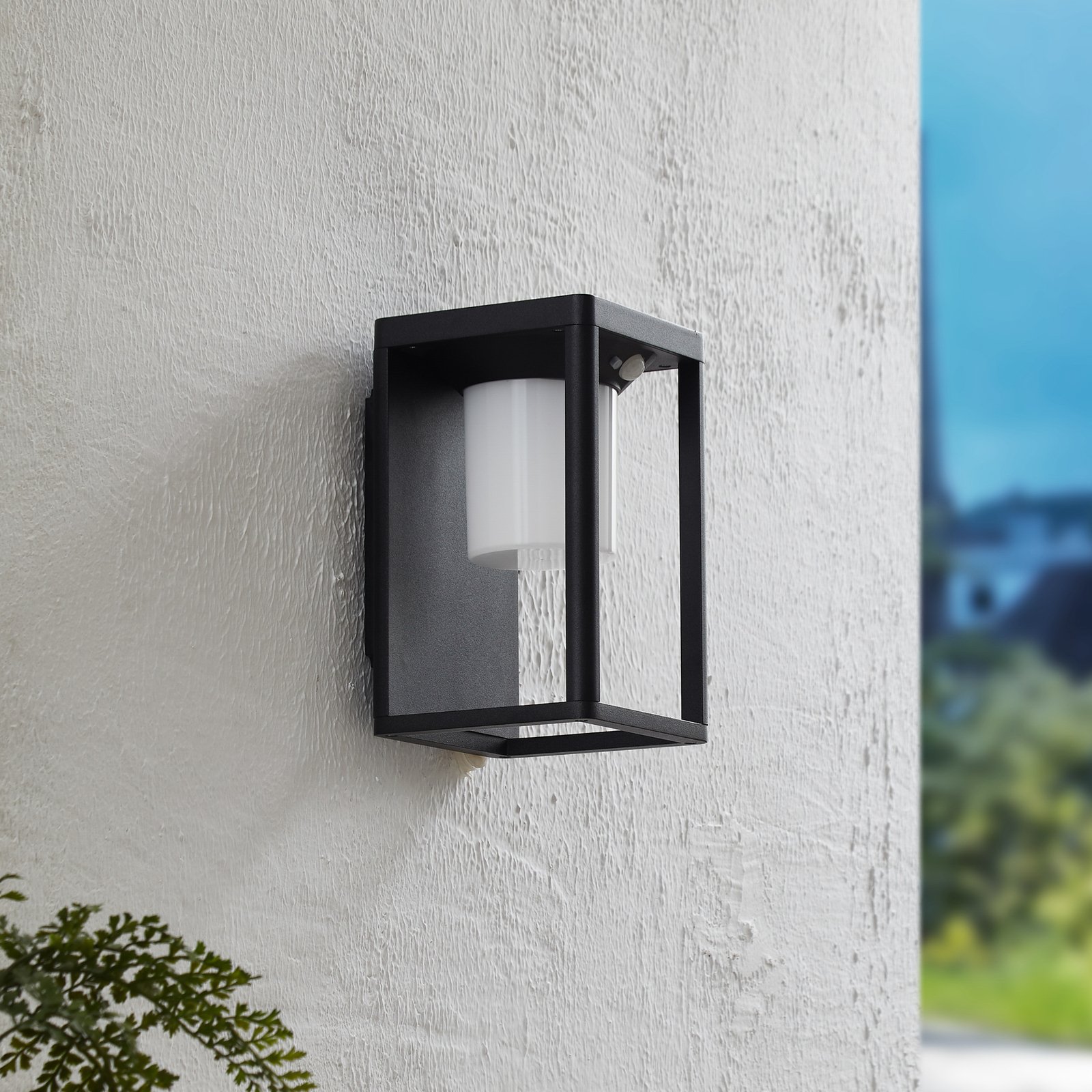 Lucande LED соларна лампа за стена Tilena, черна, алуминий, сензор