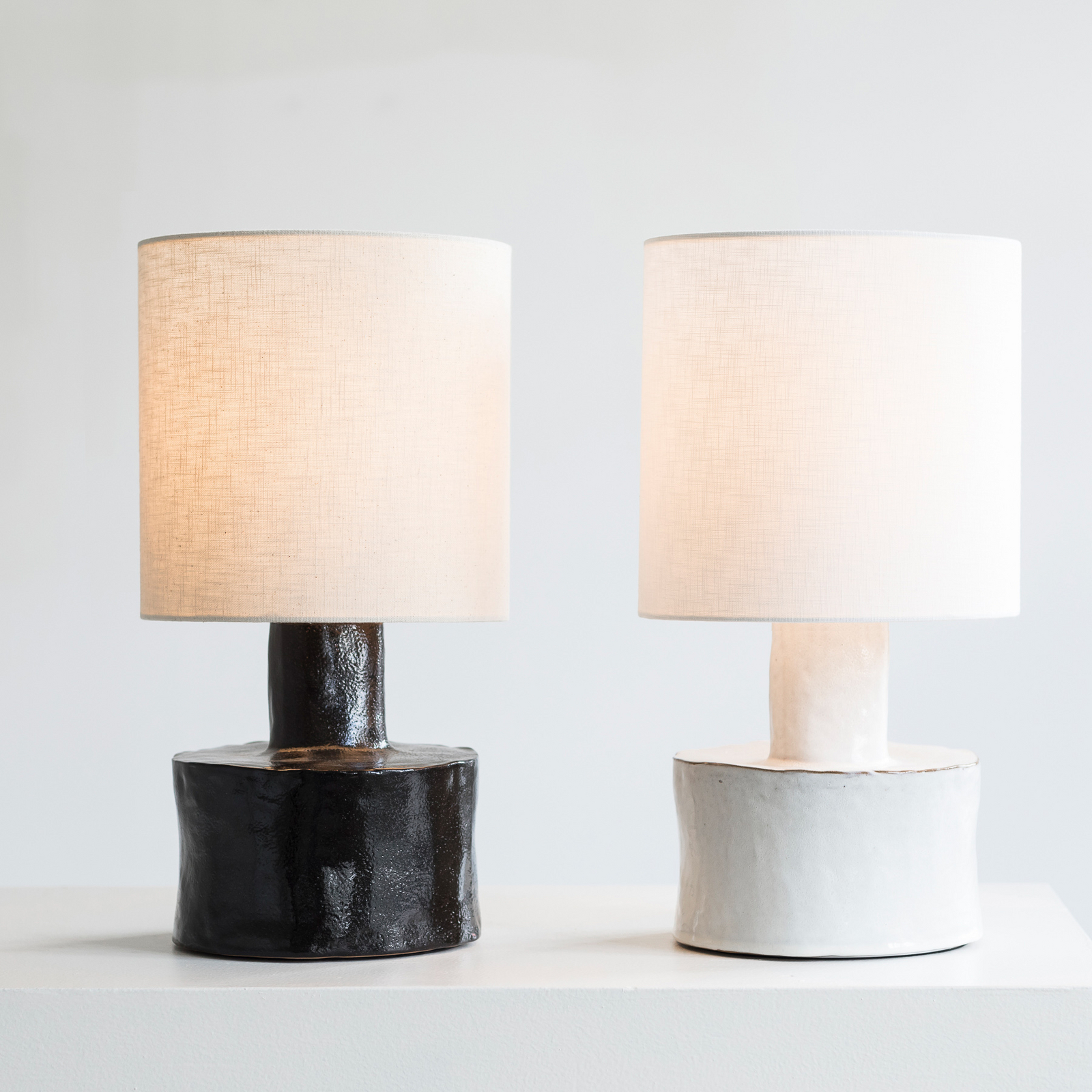 WHITE-WHITE CATHERINE bordlampe, stentøj, tekstil, højde 47 cm, E27 – Serax