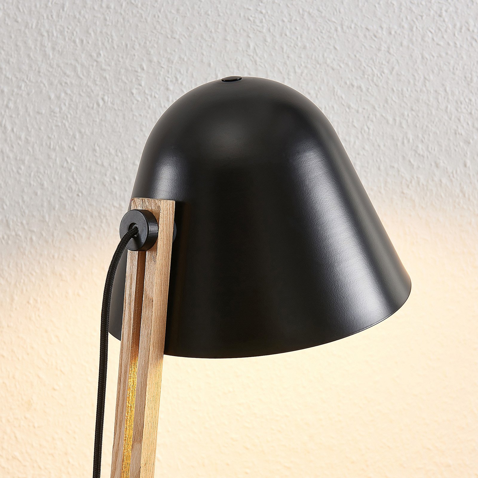 Lindby Tetja lámpara de pie, barra madera, negro