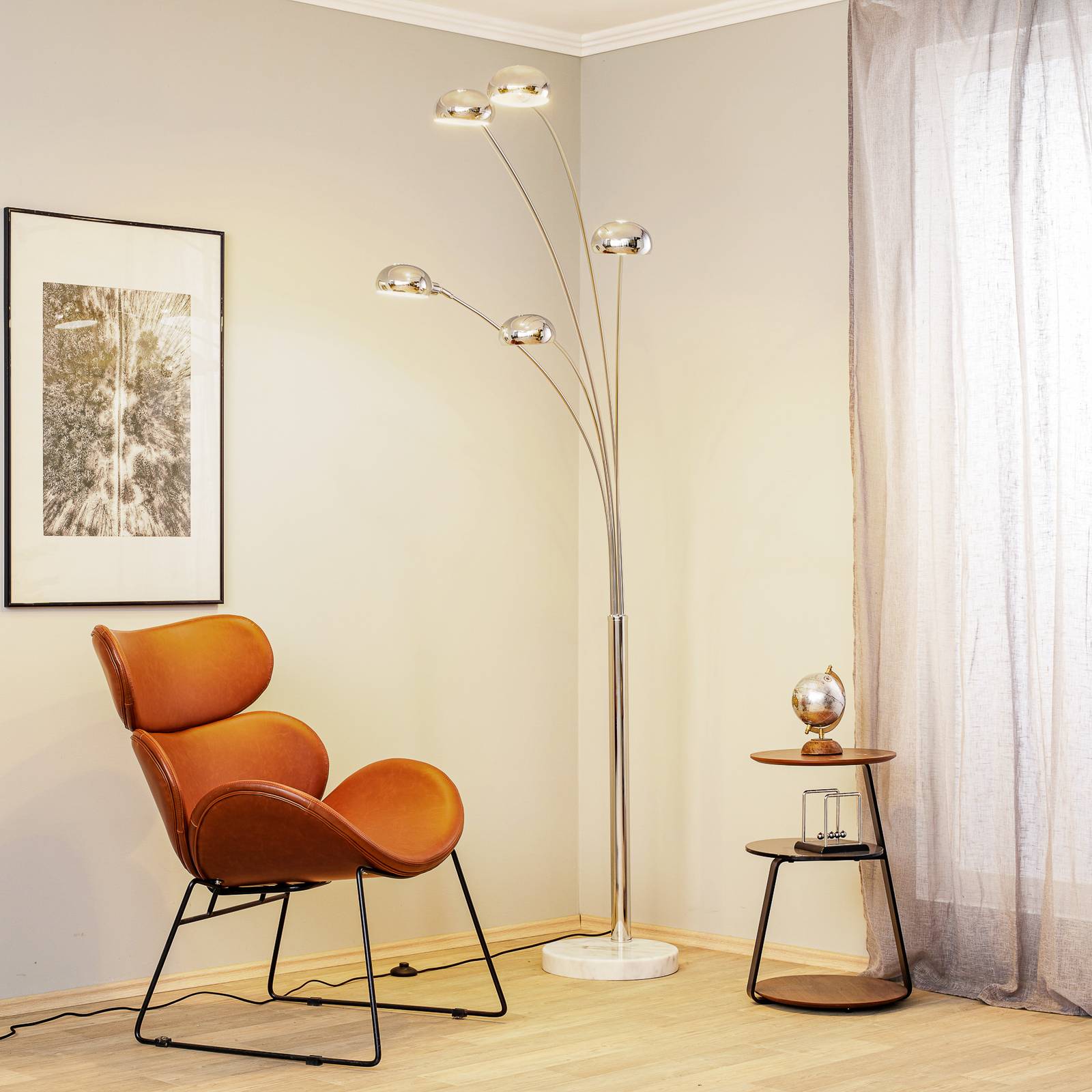 Lindby Sarinio gulvlampe med marmorfod, krom