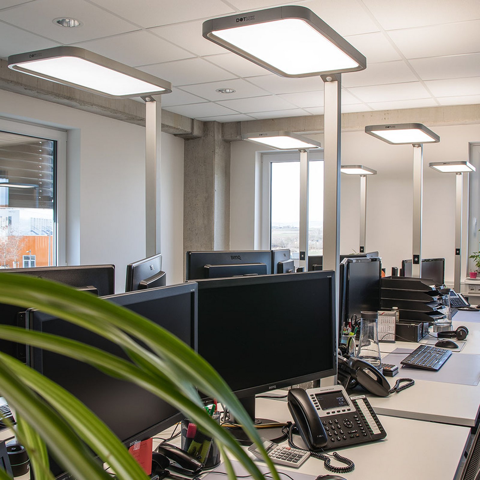 DOTLUX LED-sensoriga põrandalamp STUDIObutler hõbedane 80 W 840 dim