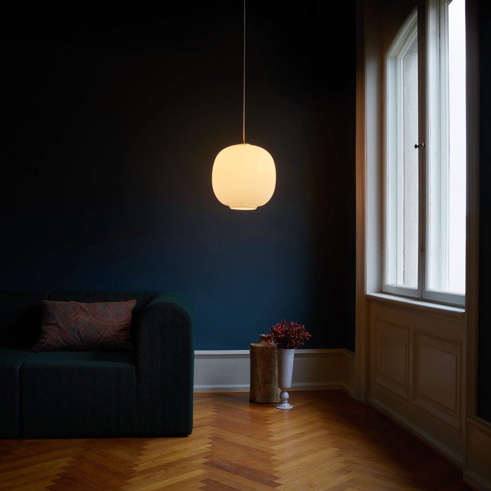 VL45 Radiohus Lustră Pendul Ø175 Brass/Glossy White Opal - Louis Poulsen