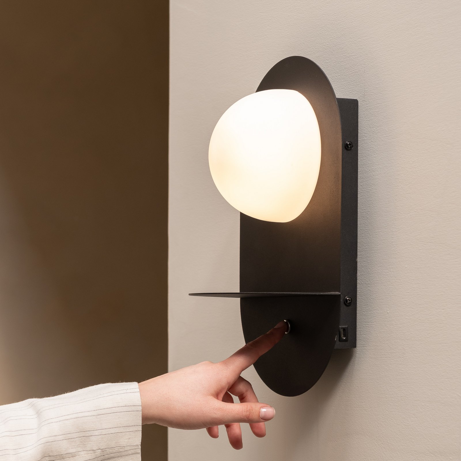 IT'S ABOUT ROMI Wandlampe Tokyo, schwarz, Stecker, Ablage