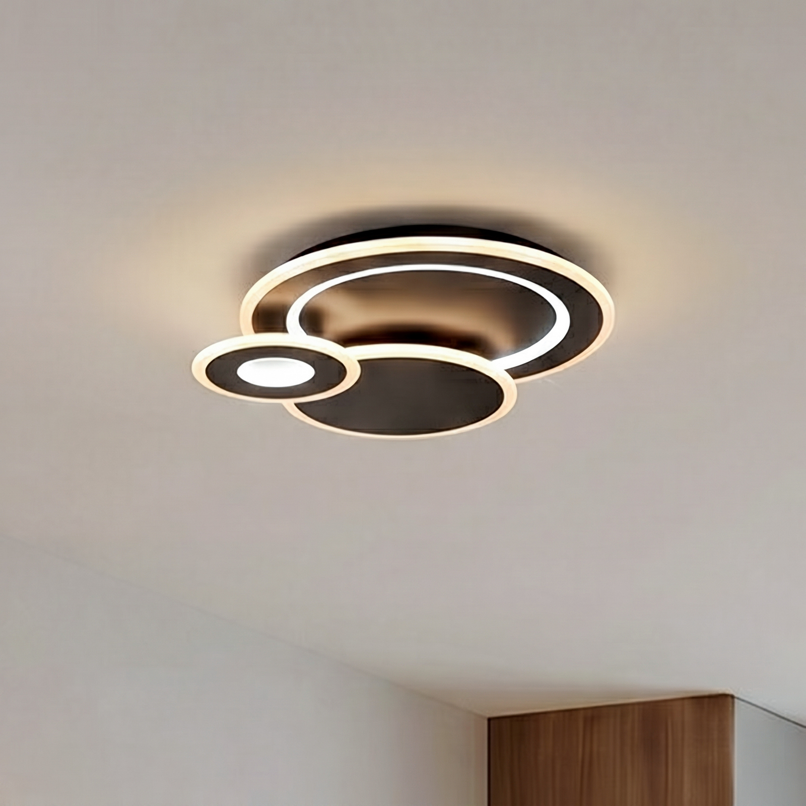 Lámpara LED de techo Briar de Lindby, negra, metal, control remoto