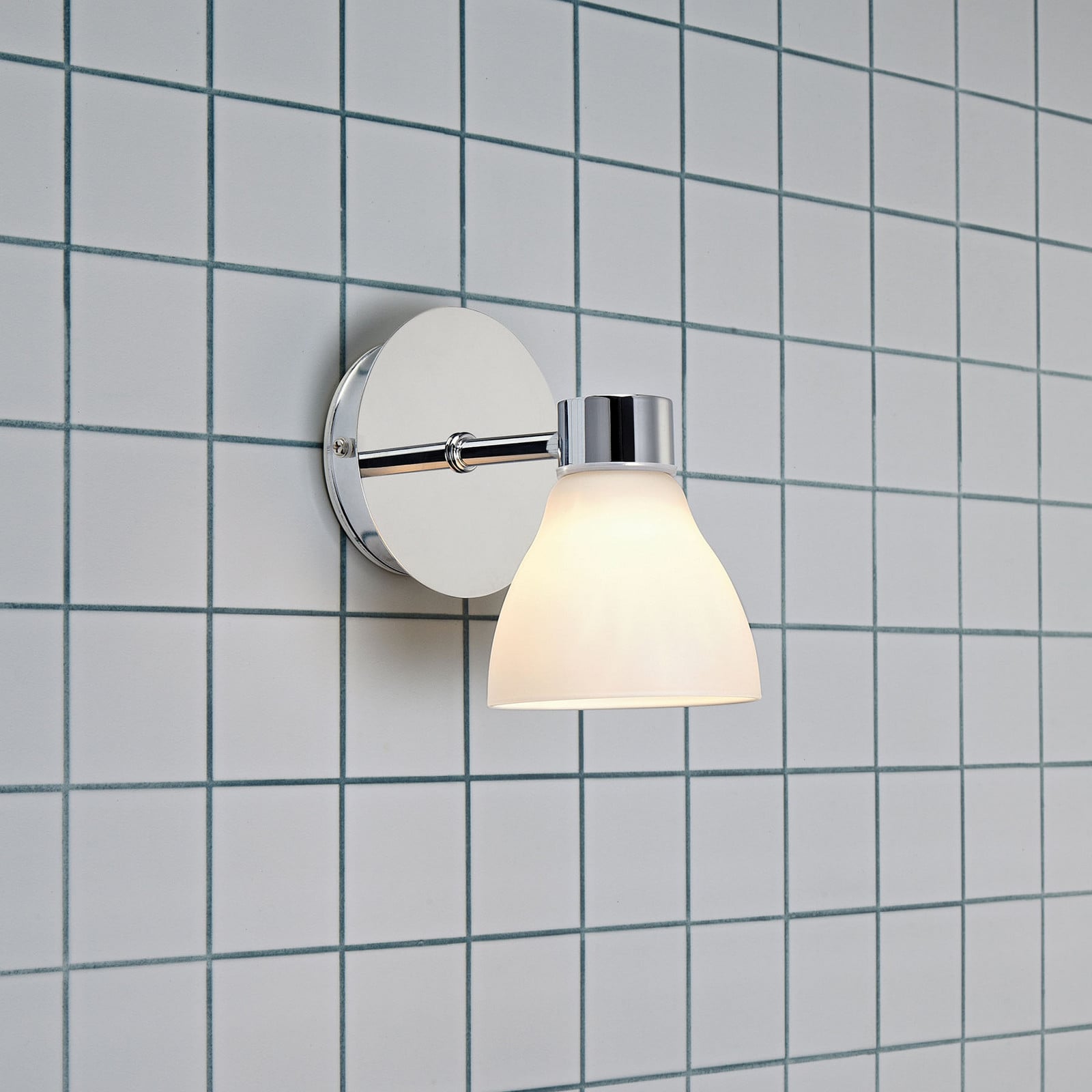 Cassis Væglampe IP44 Krom/Opal Markslöjd - Badeværelse - Moderne - Metal - Med én lyskilde