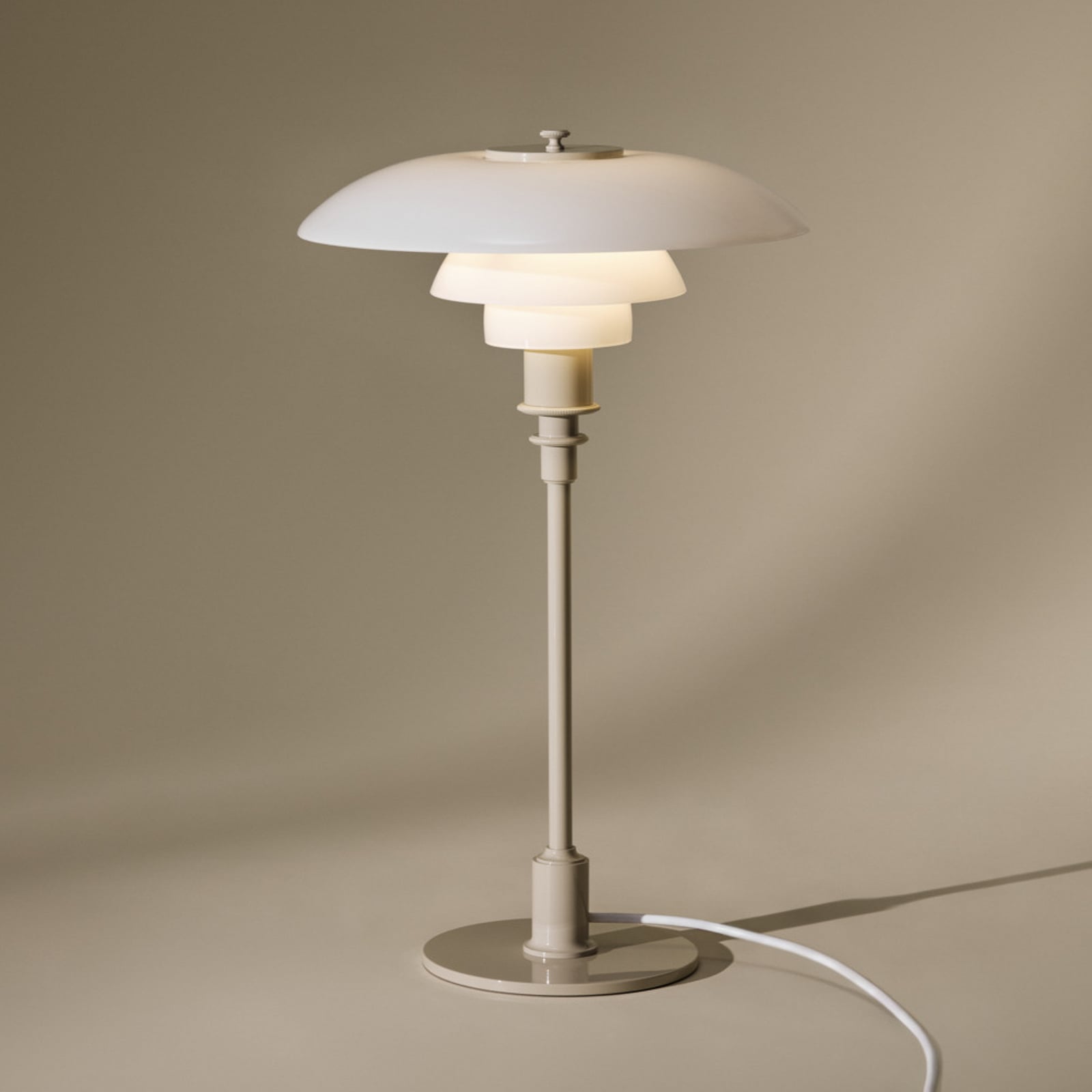 PH 3/2 pöytälamppu, kiiltävä beige, Ø 28 cm – Louis Poulsen PH 3/2 pöytälamppu, kiiltävä beige, Ø 28 cm – Louis Poulsen