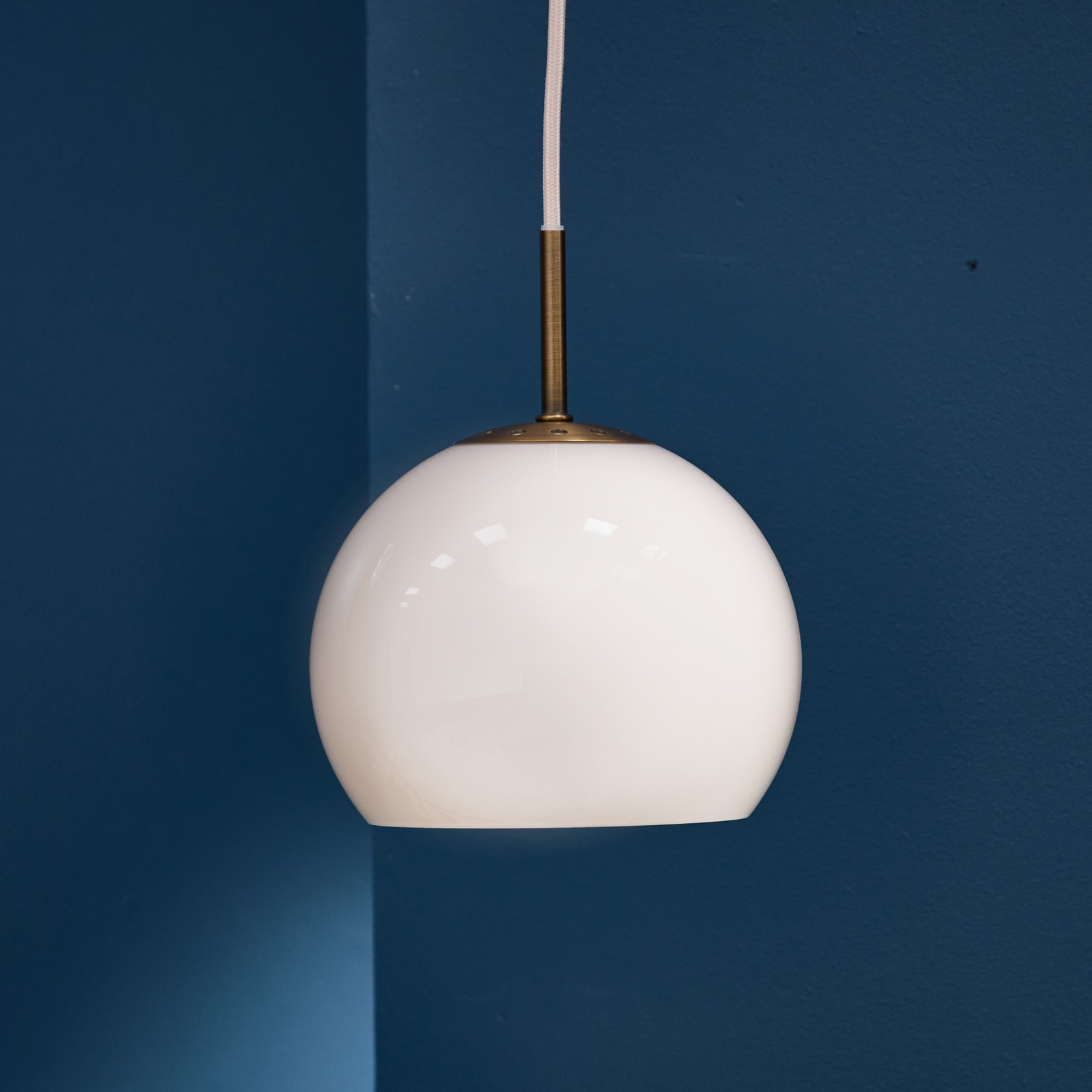 FRANDSEN hanging light Ball, sand grey, Ø 18 cm, glass