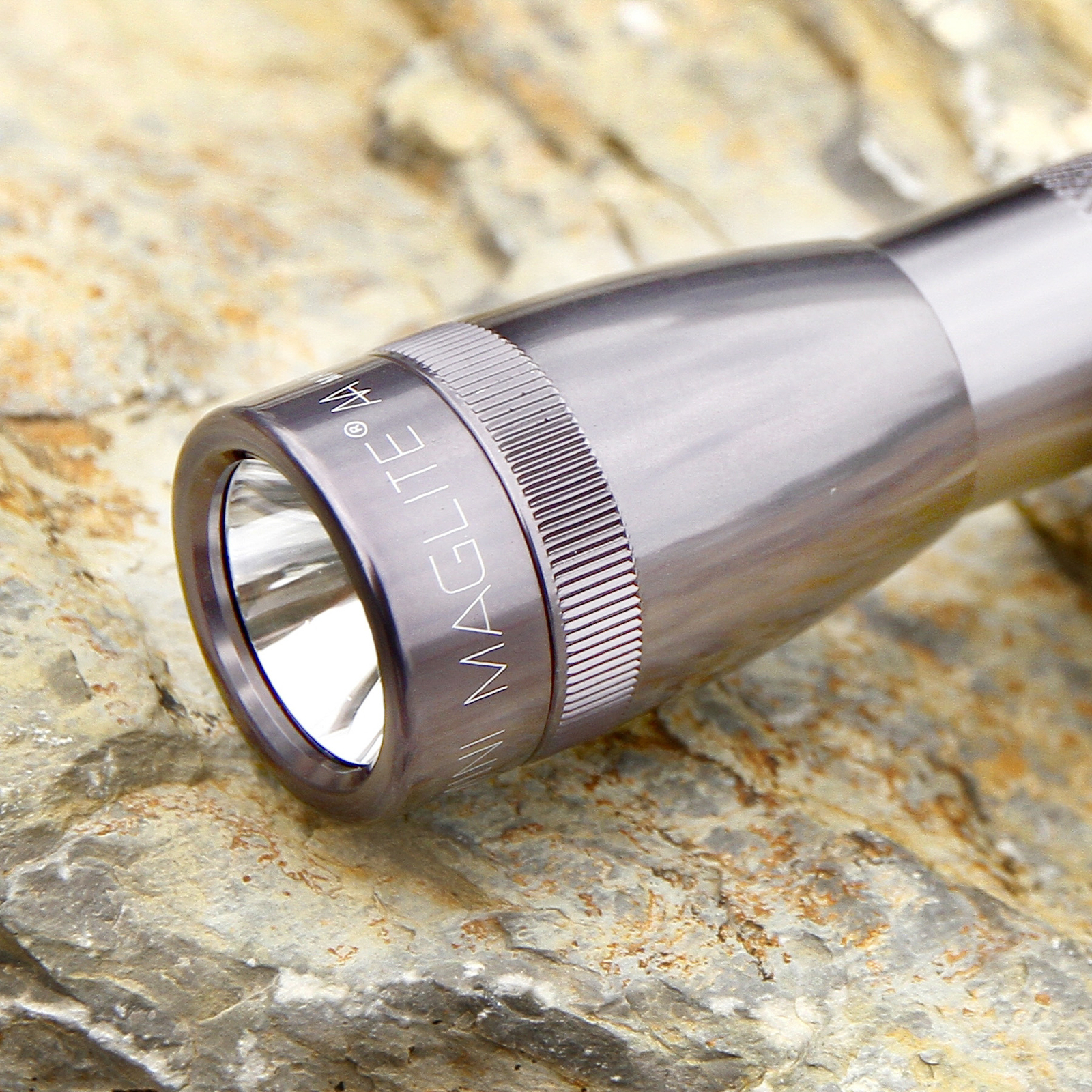 Maglite Xenon-Taschenlampe Mini, 2-Cell AA, Holster, grau