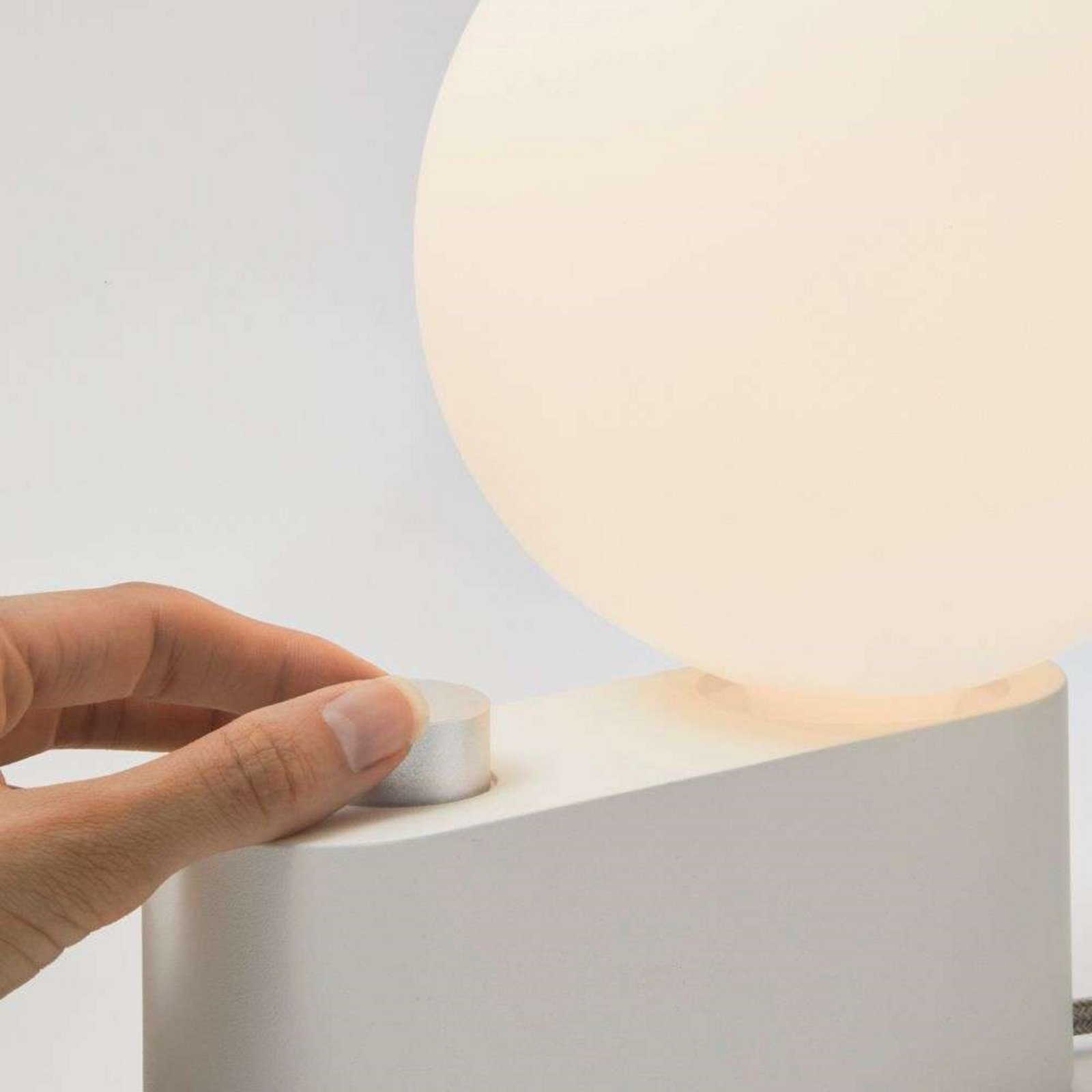 Alumina Bordslampa Chalk w/Sphere IV - Tala