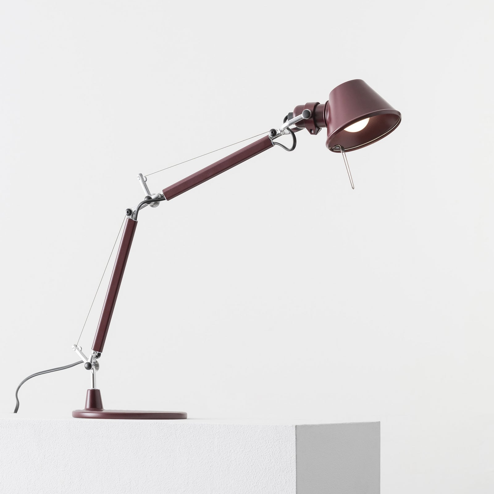 Lampa stołowa Artemide Tolomeo Micro, kolor rubinowy, wysokość 73 cm