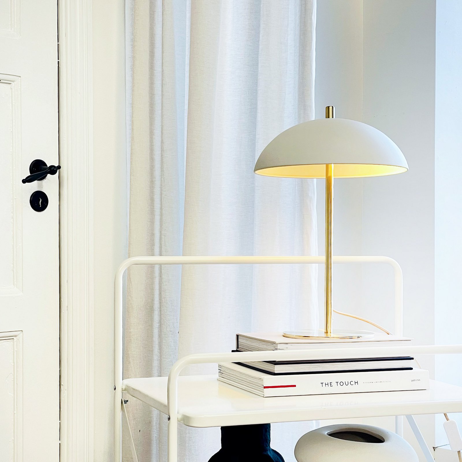 Globus tafellamp, beige/messing, 44 cm - Dyberg Larsen Globus tafellamp, beige/messing, 44 cm - Dyberg Larsen