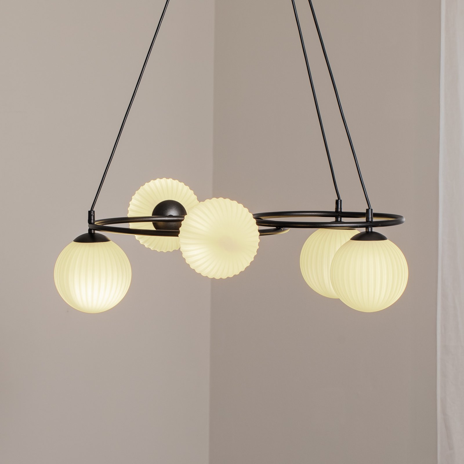 Obývacia lampa Libra, opál/čierna, Ø 70 cm, sklo, 5 svetiel.