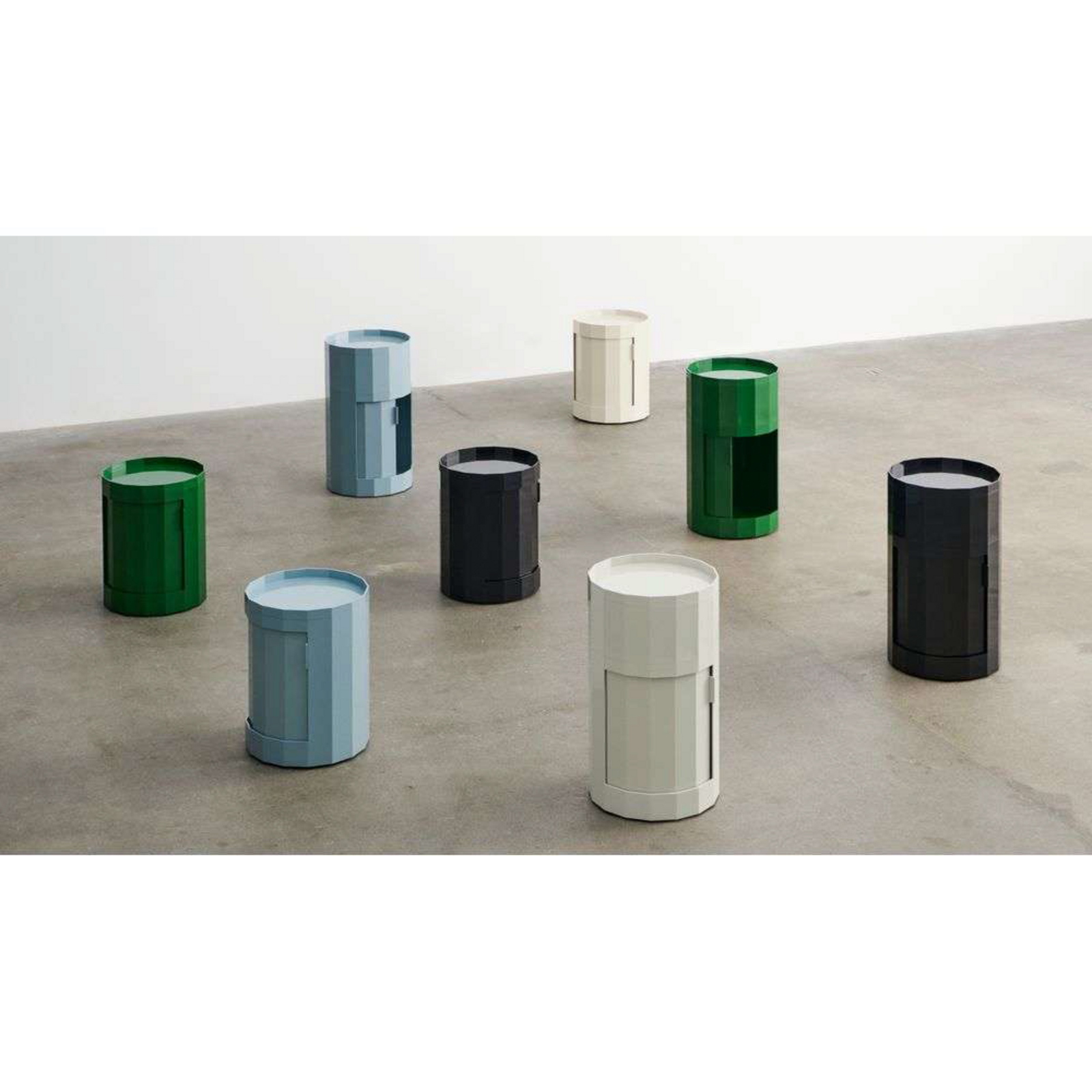 Facet Beistelltisch, grau, 49 cm, Füße und Rollen - HAY Facet Beistelltisch, grau, 49 cm, Füße und Rollen - HAY