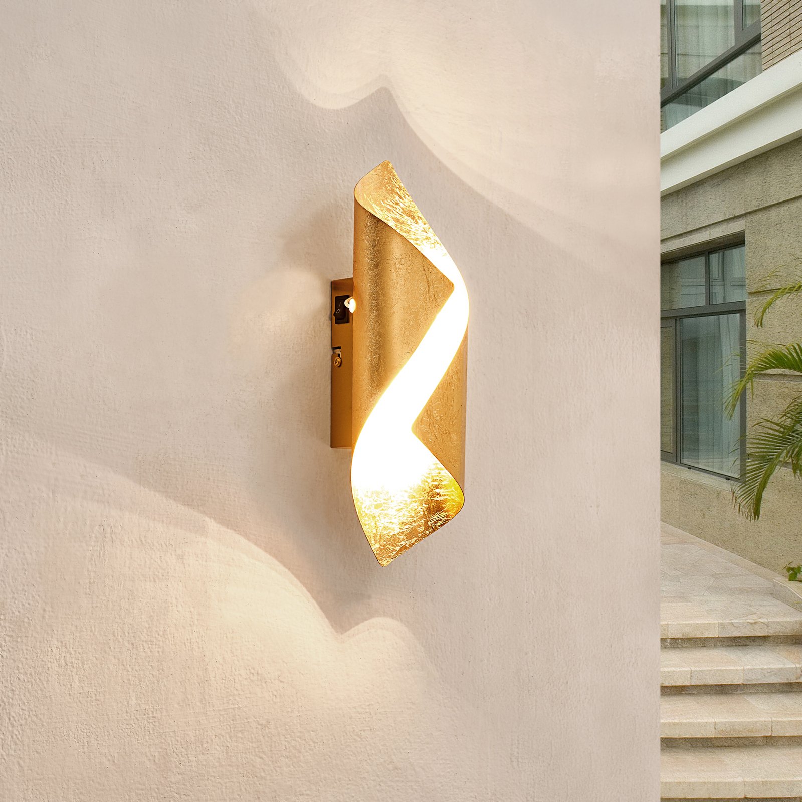 Lindby Wrenjo LED wall lamp, gold, 31 cm