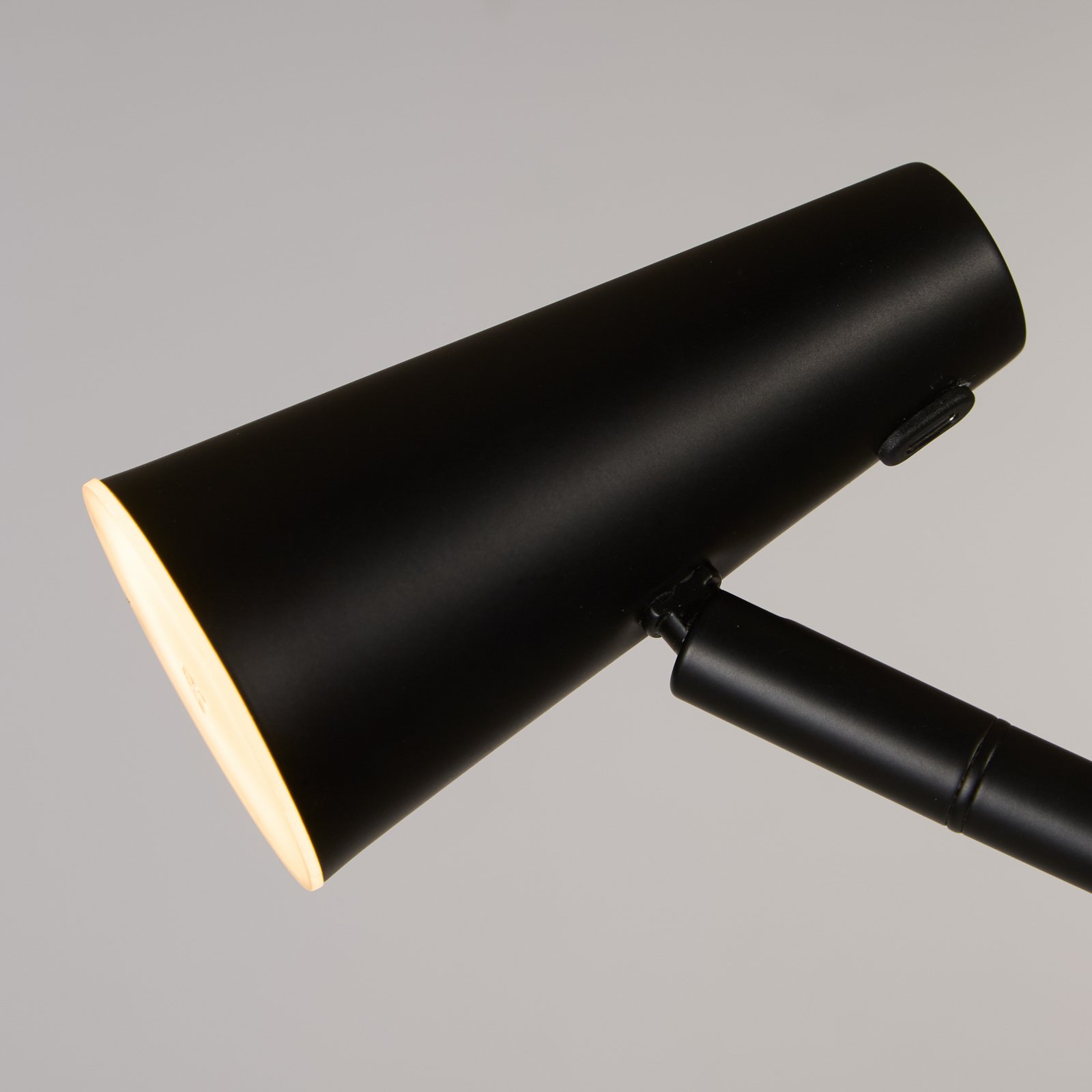 LED-akumulatorska stoječa svetilka 10450BK, črna, višina 151 cm, kovina LED-akumulatorska stoječa svetilka 10450BK, črna, višina 151 cm, kovina