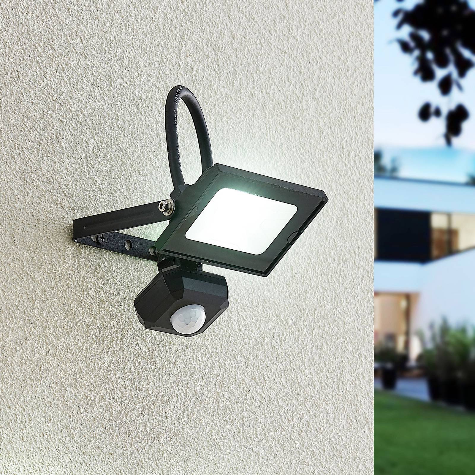 Lindby Aine LED-Außenspot schwarz 13,3 cm Sensor günstig online kaufen