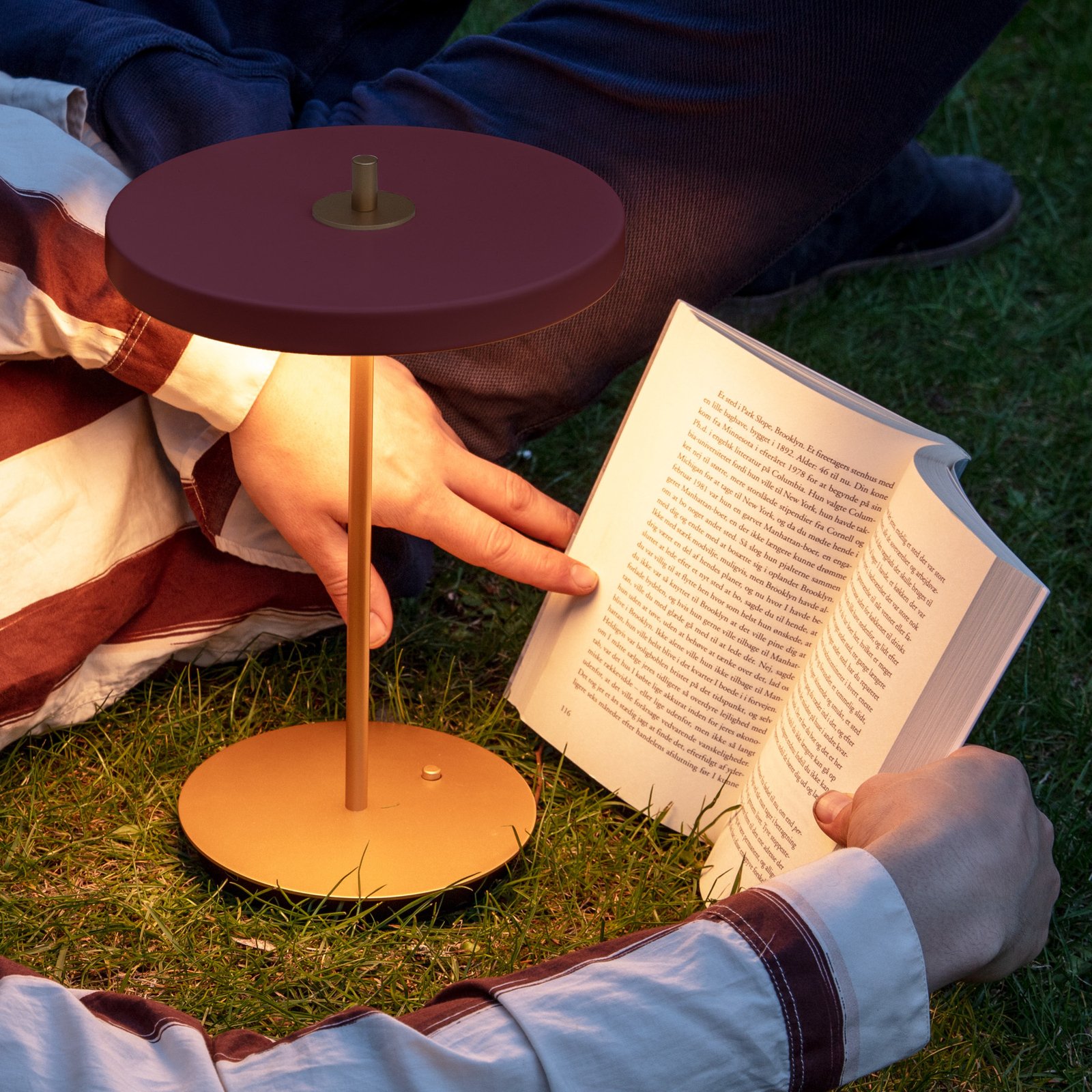 Asteria Move LED stolní lampa na baterie, červená/mosaz, 31 cm - UMAGE Asteria Move LED stolní lampa na baterie, červená/mosaz, 31 cm - UMAGE