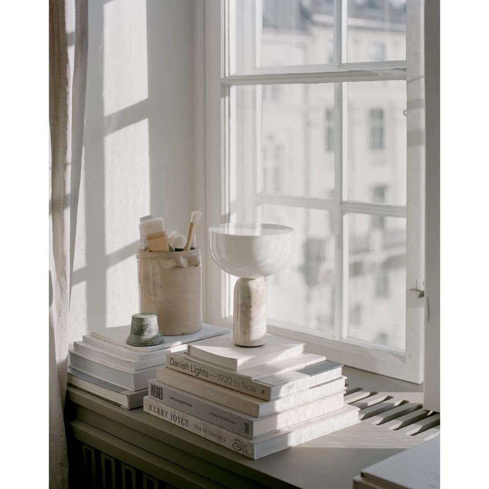 NEW WORKS LED namizna svetilka na baterije Kizu, bež, marmor, z možnostjo