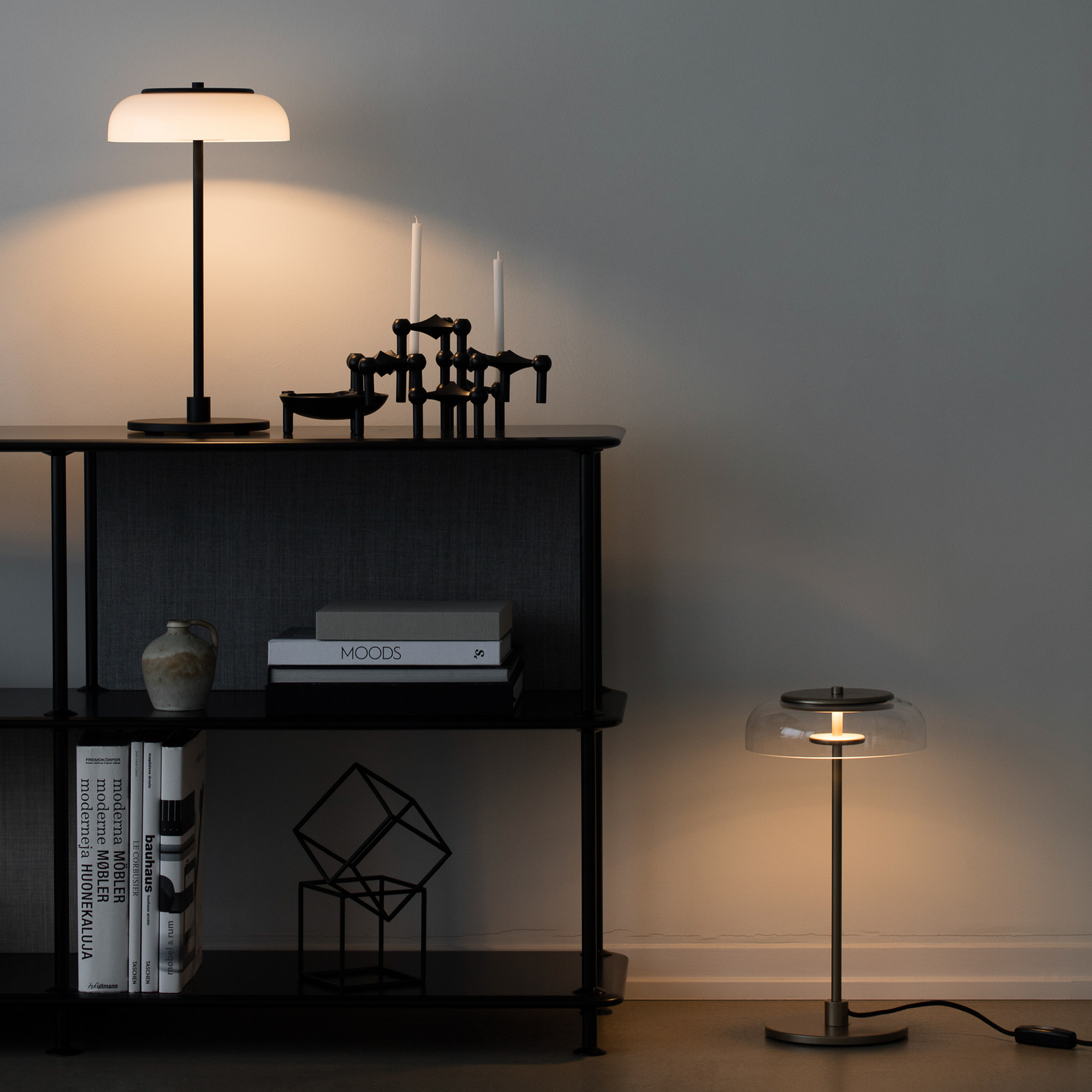 Nuura LED stolní lampa Blossi, výška 43 cm, zlatá/čirá