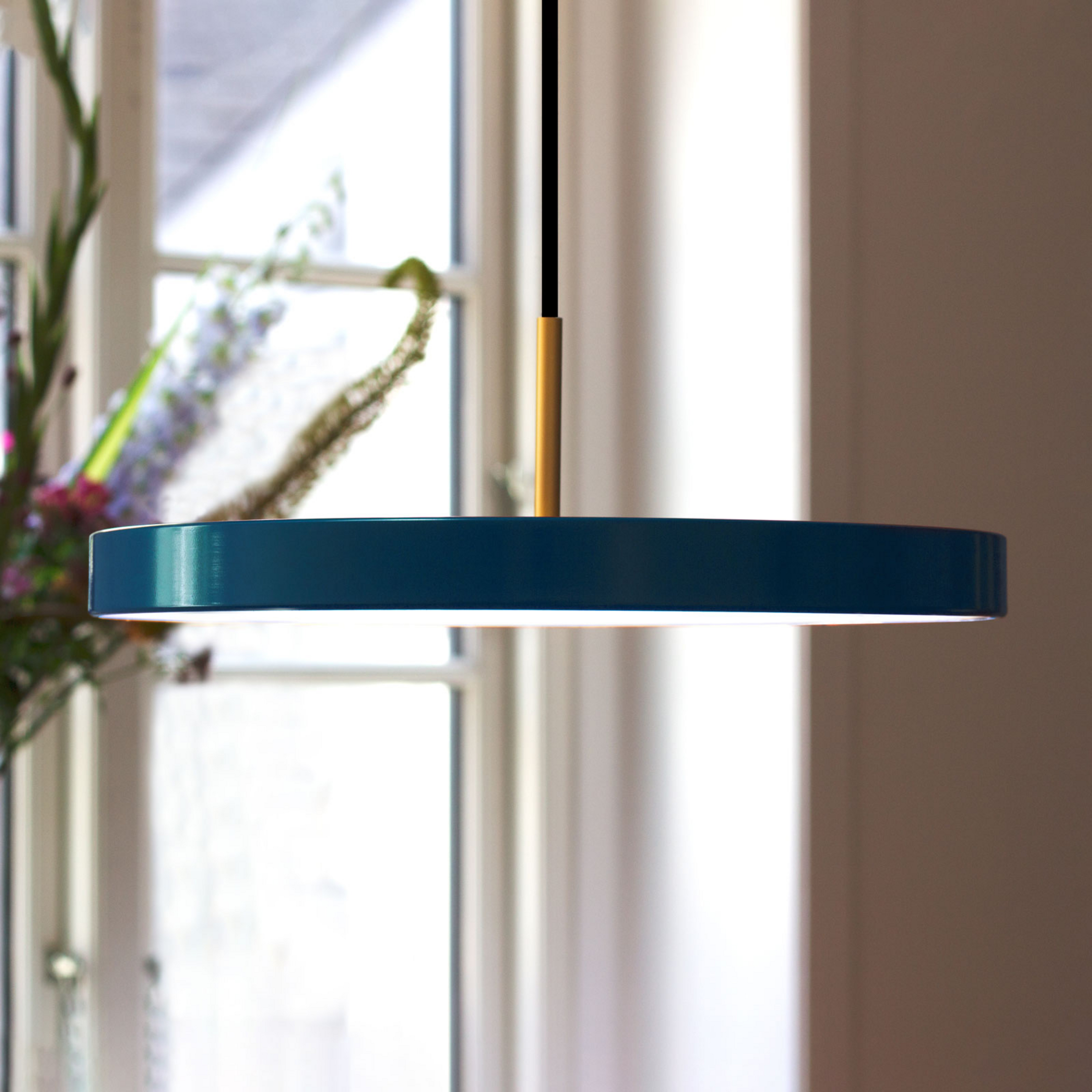 UMAGE LED-Hängelampe Asteria Medium, petrol/messing, Ø 43 cm