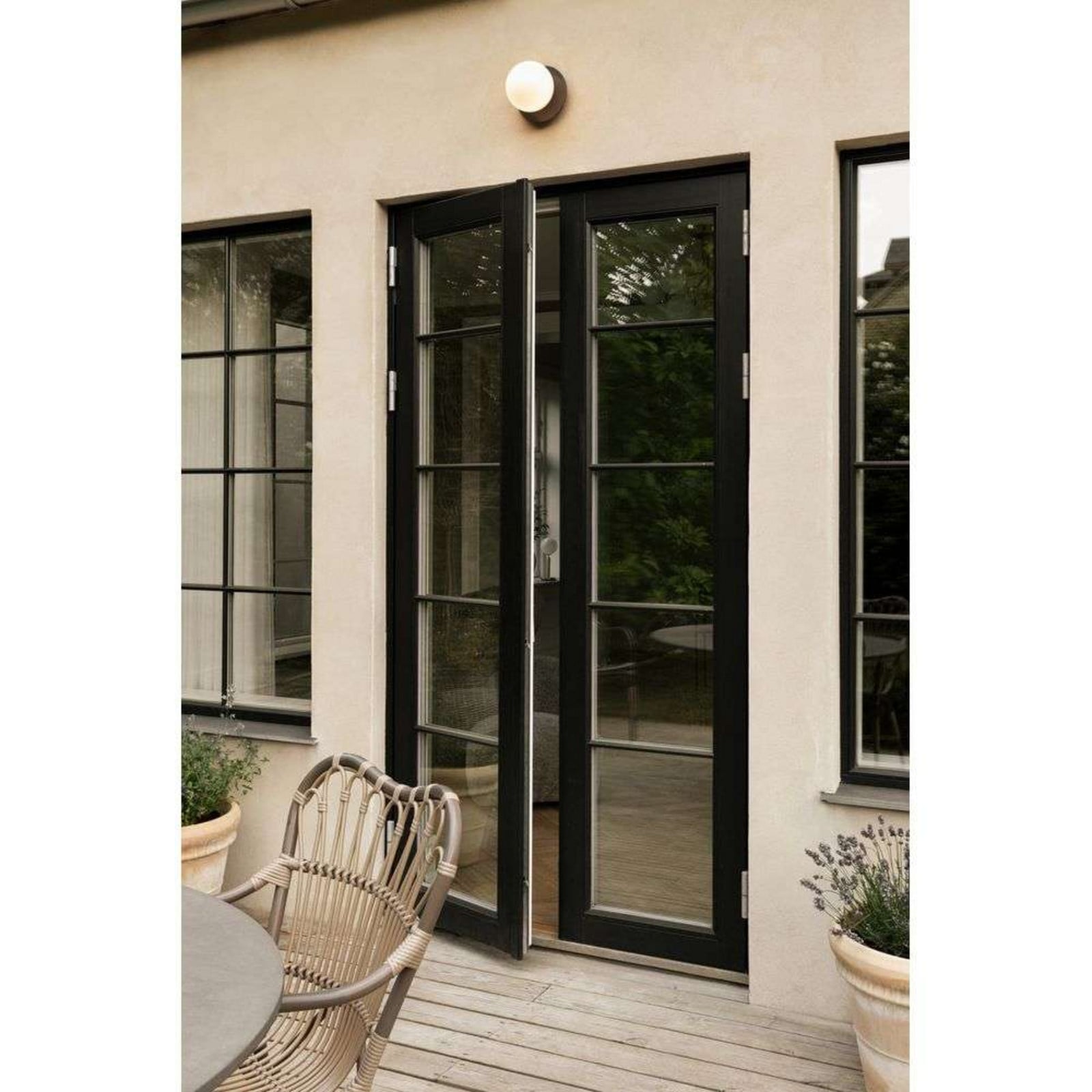 Außen-Wandleuchte Liila, bronze/opal, Ø 16,5cm, IP54 Nuura Aps - Terrasse - Skandinavisch - Metall - Einflammig