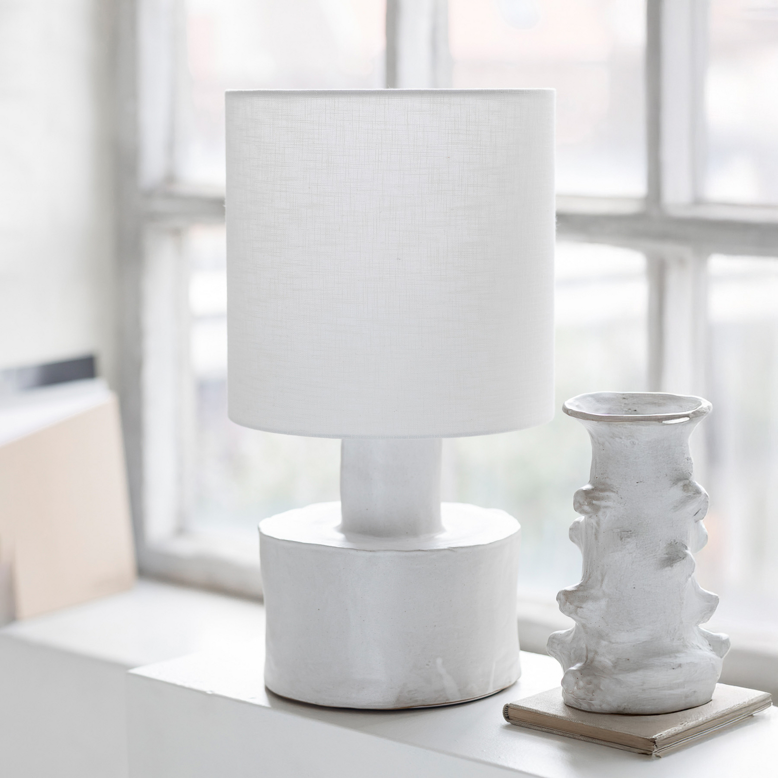WHITE-WHITE CATHERINE bordlampe, stentøj, tekstil, højde 47 cm, E27 – Serax