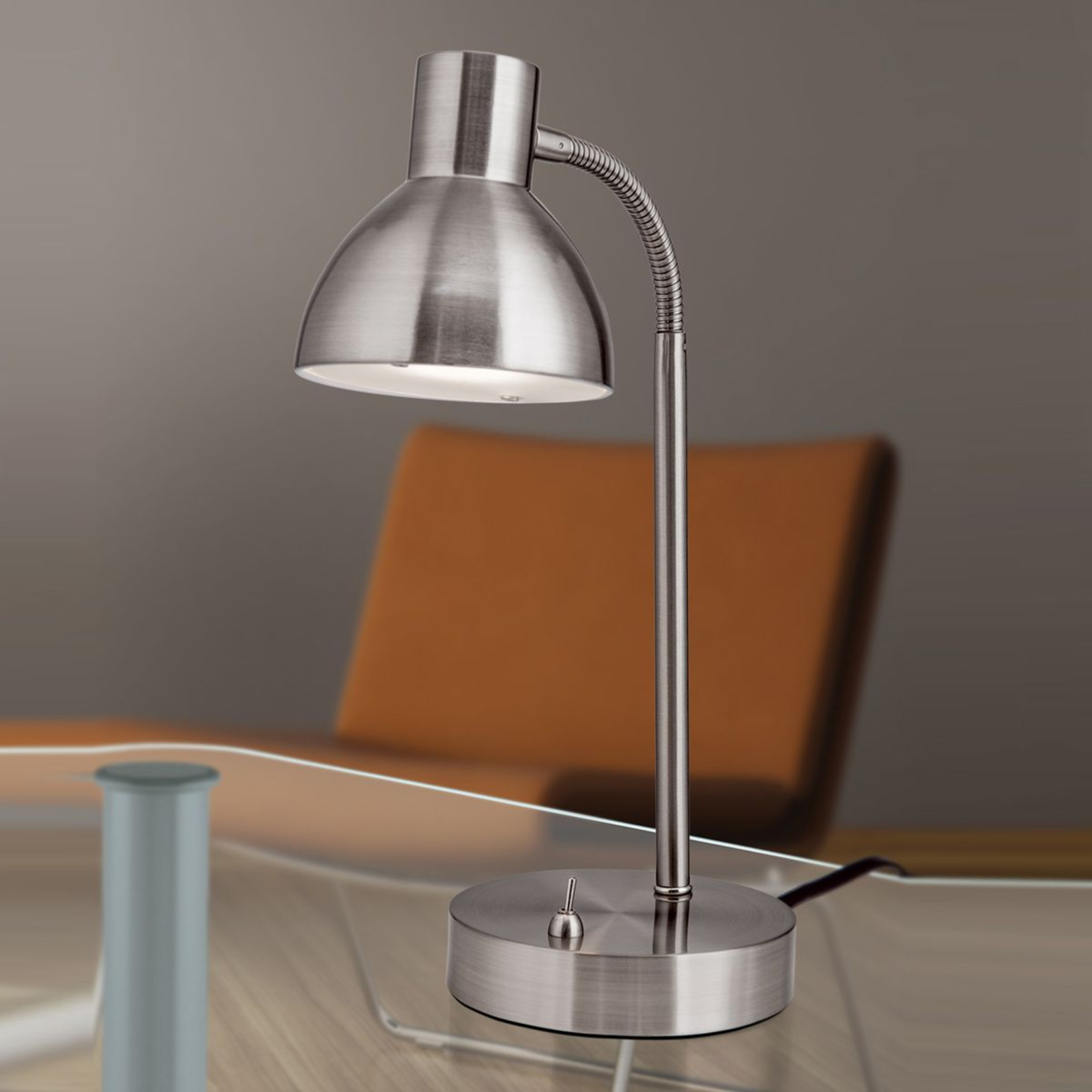 Lámpara LED de mesa Isra en color níquel mate
