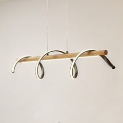 Lindby lampada LED a sospensione Spiraali, nero, legno, lunghezza 95 cm