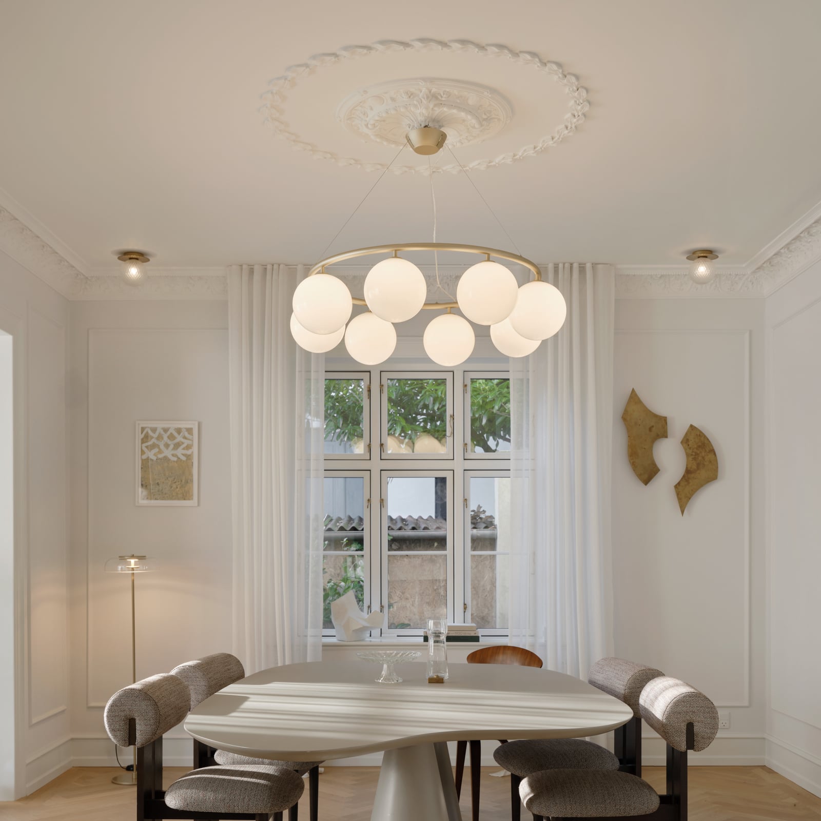 Miira 8 Circular lysekrone, messing/opal, Ø 100 cm - Nuura