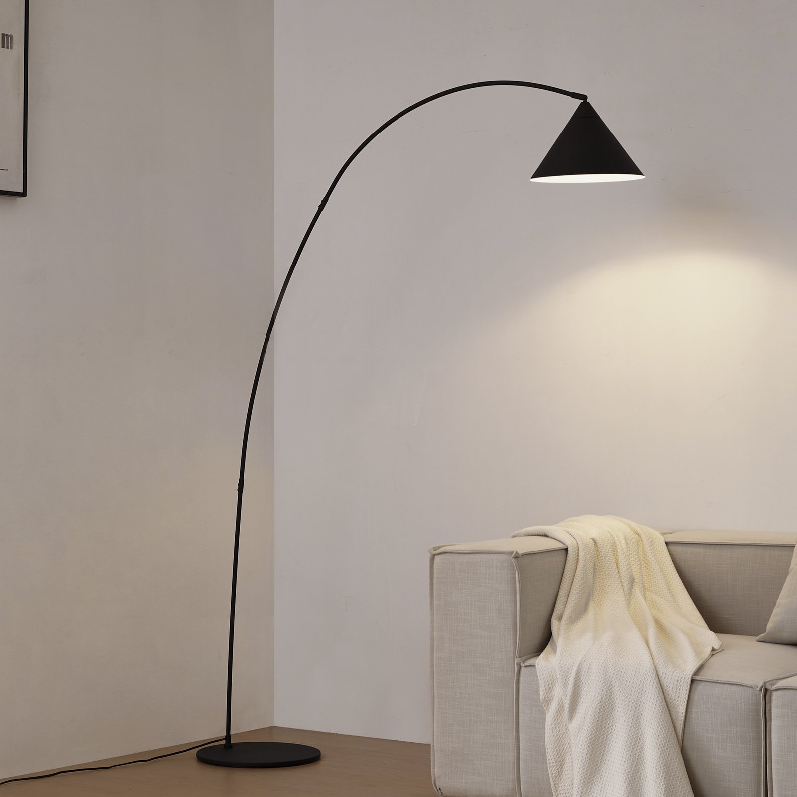 Lindby kaarilamppu Triangolo, musta, korkeus 195 cm, metalli E27