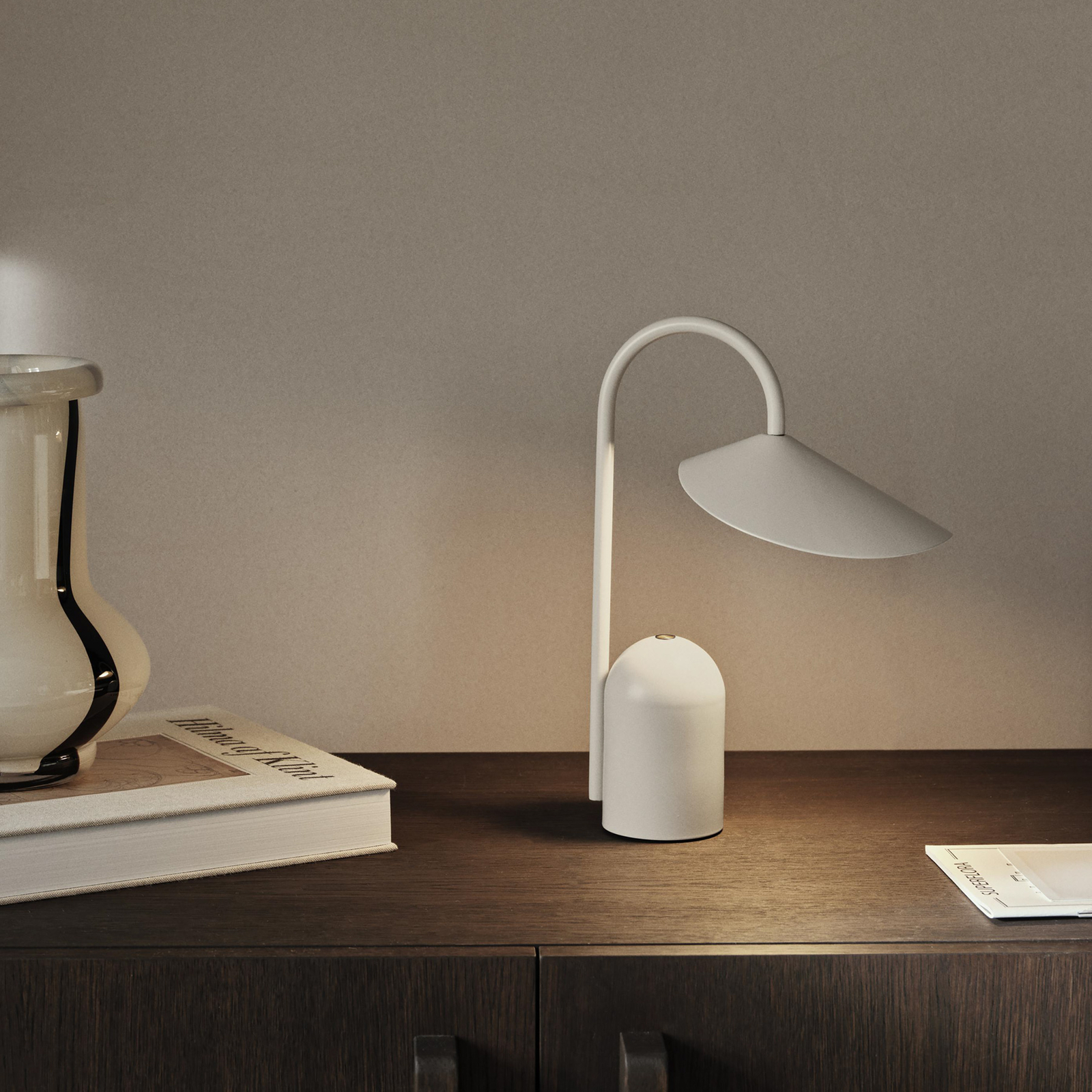 ferm LIVING Lampe de table LED à accu Arum, beige, intensité variable, IP44