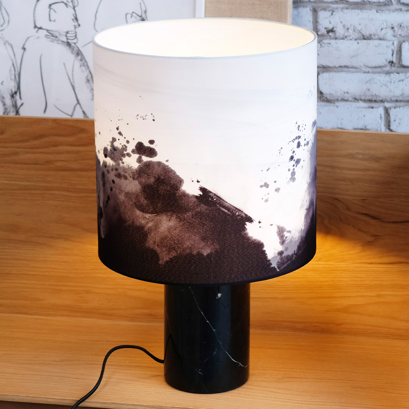 Lampa stołowa Molly marki DYBERG LARSEN z marmurową podstawą