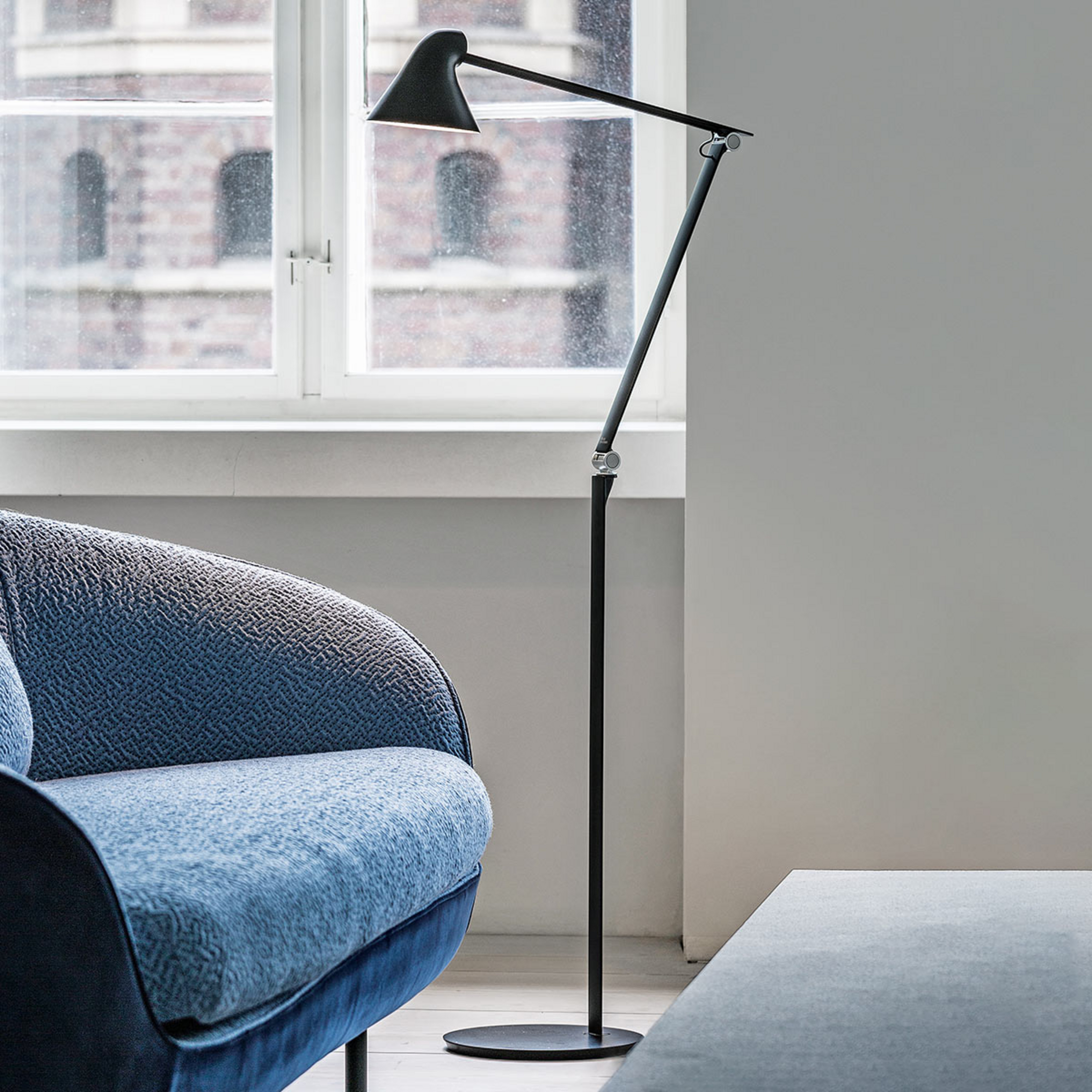 Louis Poulsen NJP lampadaire LED 2 700 K noir