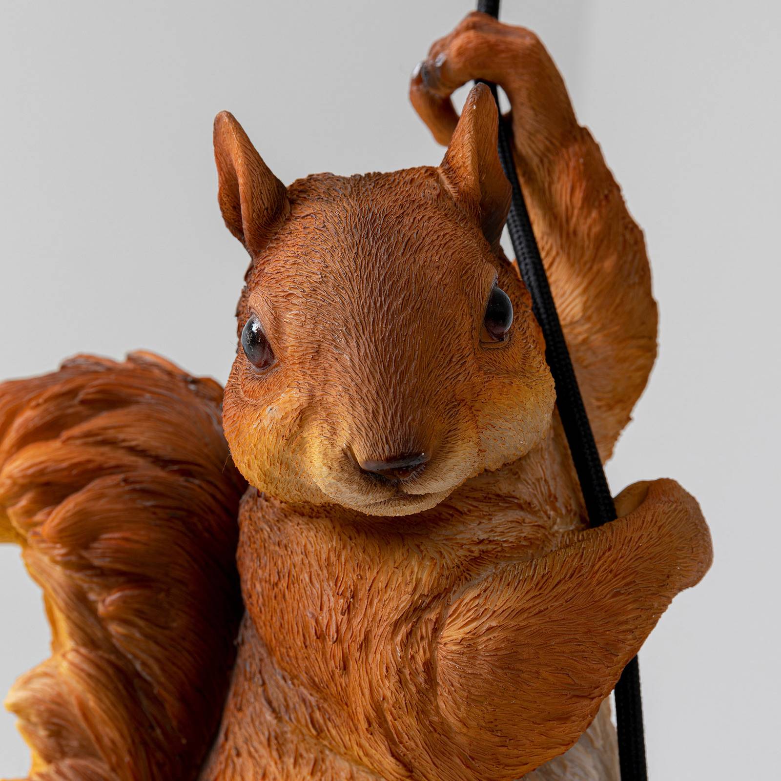 Lampa wisząca Kare Squirrel z modelem wiewiórki