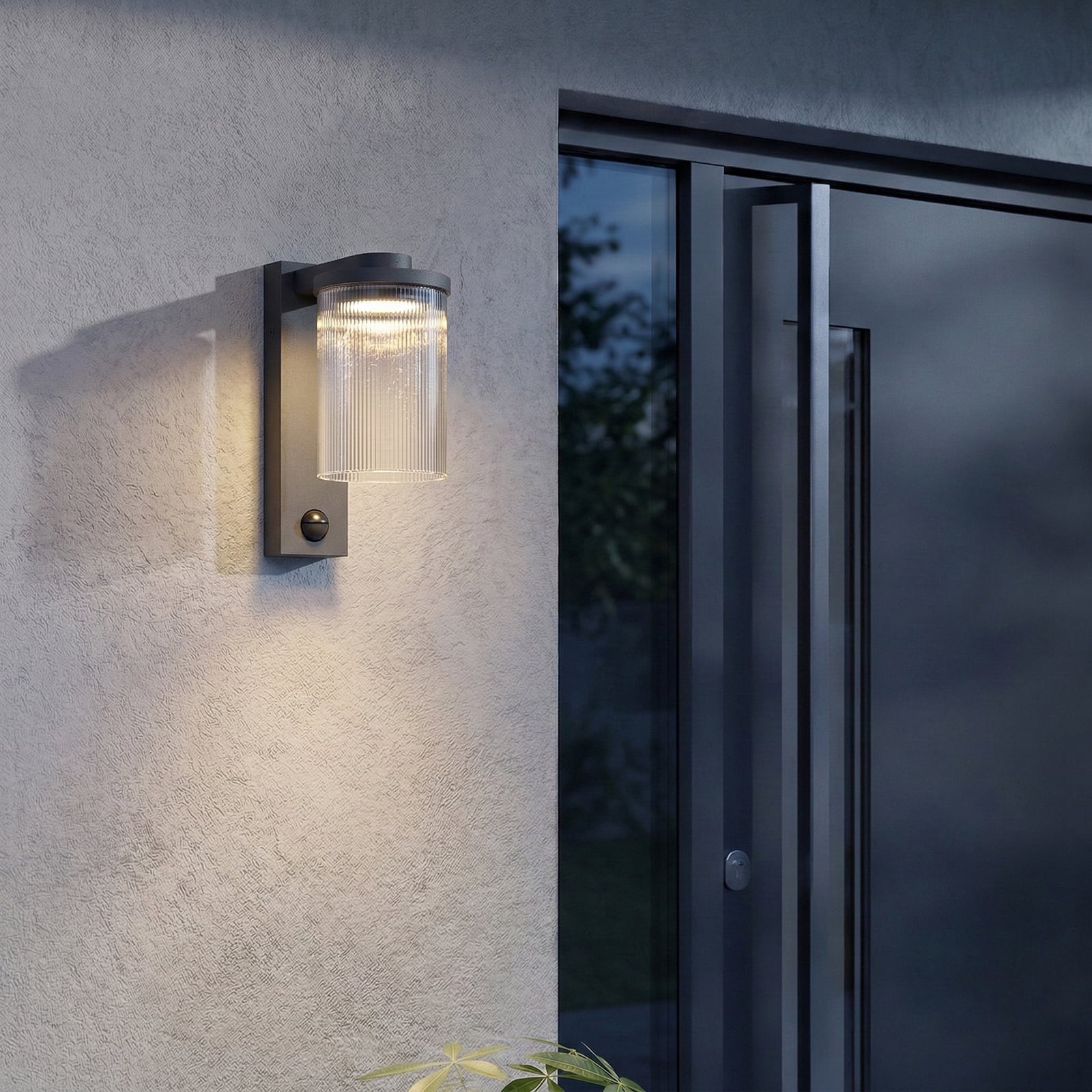 Lucande LED-Außenwandlampe Beelia Sensor anthrazit geriffelt