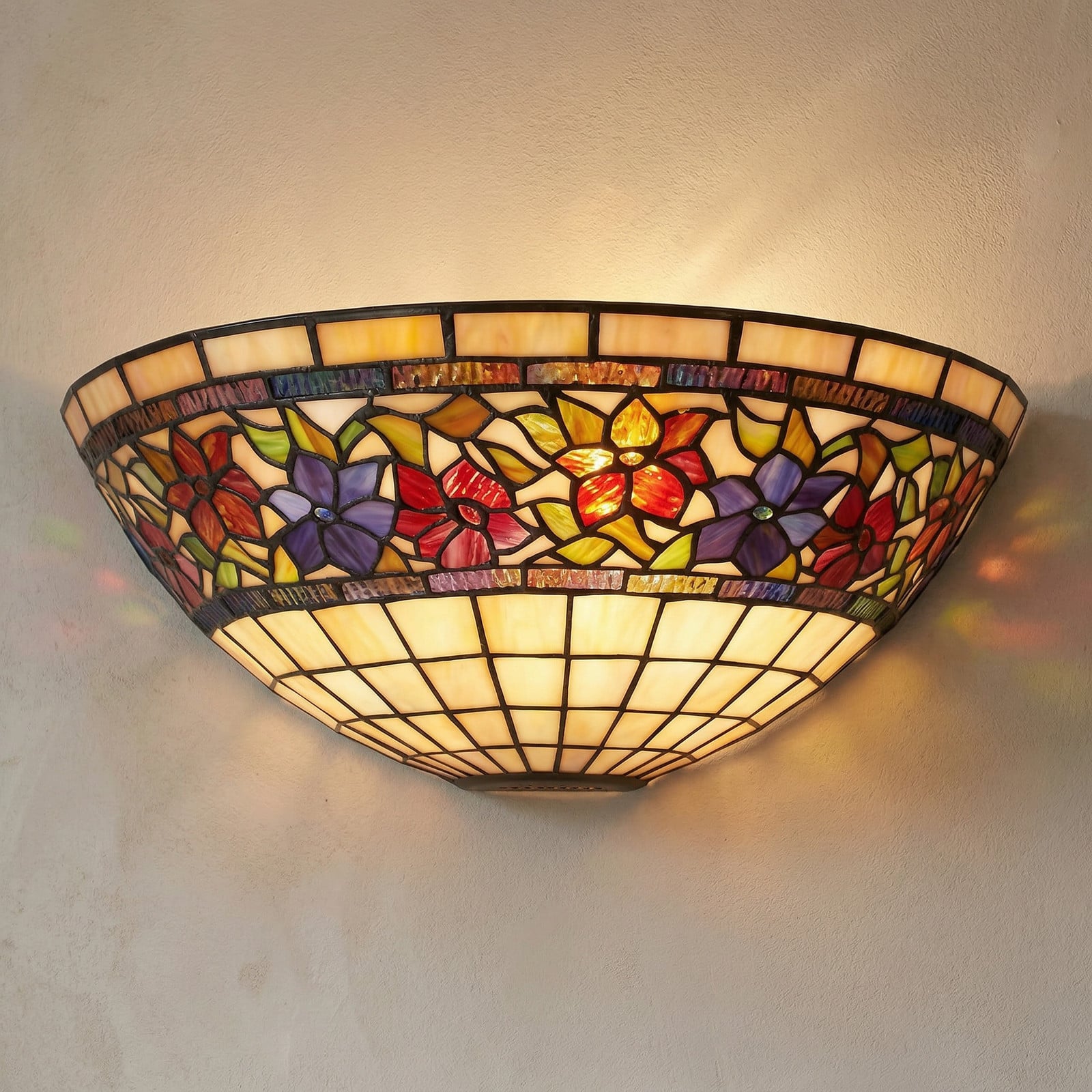 Flora aplică în stil Tiffany deschisă în sus