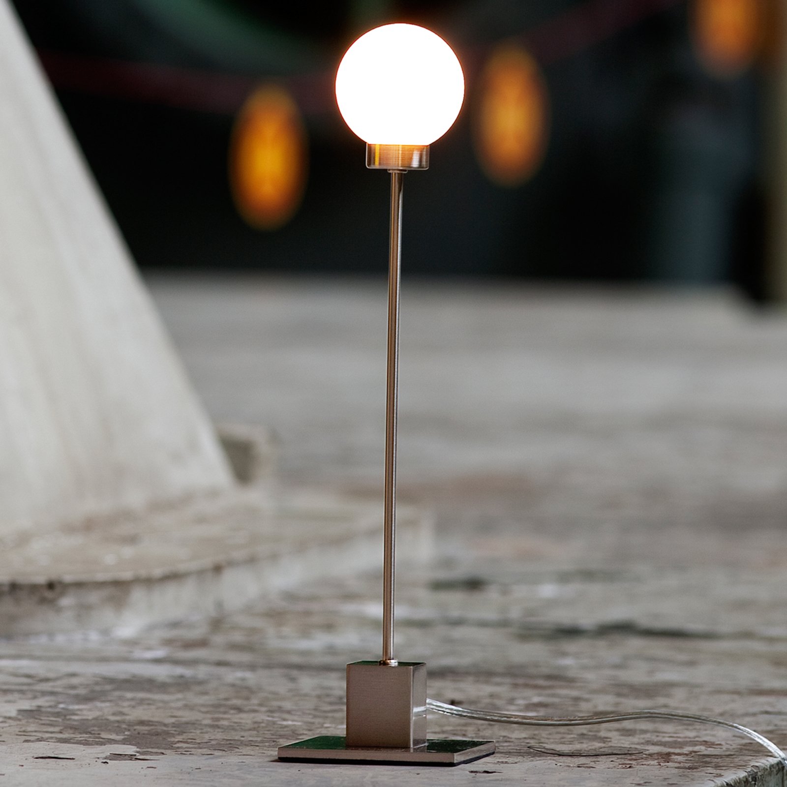 Minimalistisk bordlampe Snowball, metallic