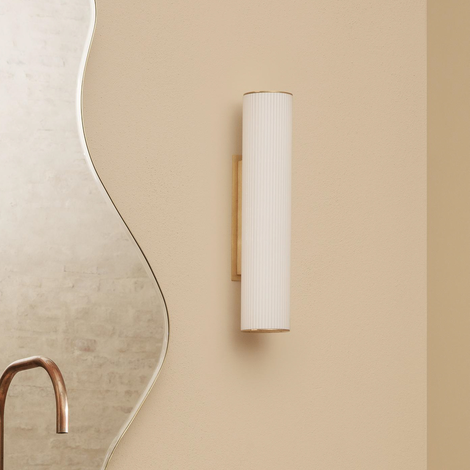 Vuelta Vägglampa 40 White/Brass - Ferm Living