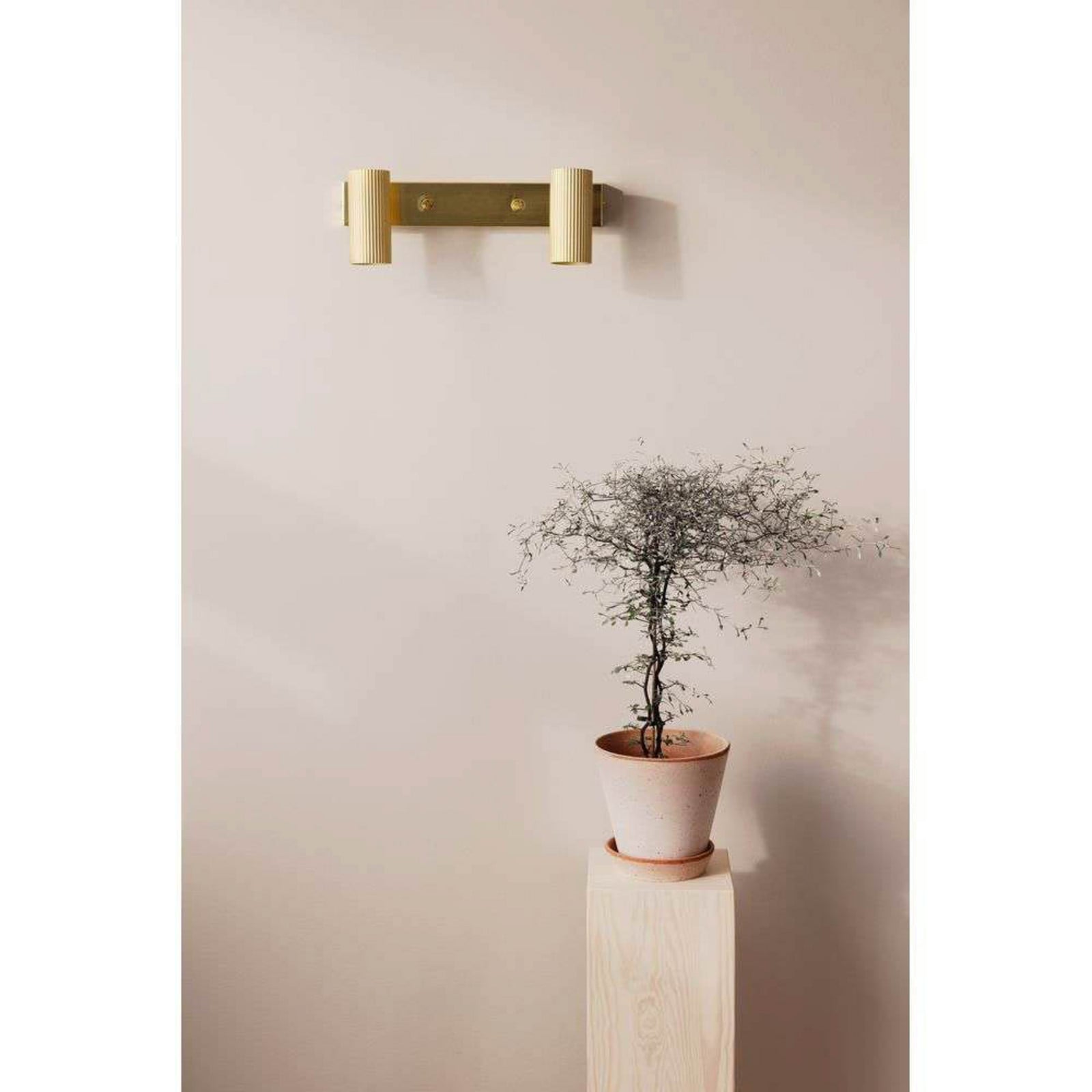 Hubble 2 Væglampe Brushed Brass Globen Lighting - Metal billede