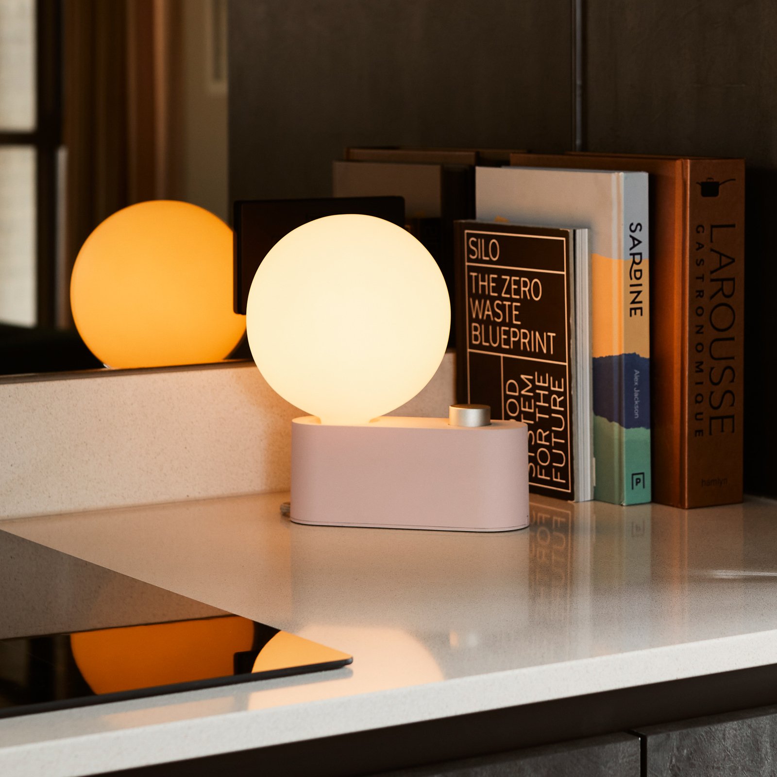 Alumina Bordslampa Blossom w/Sphere IV - Tala