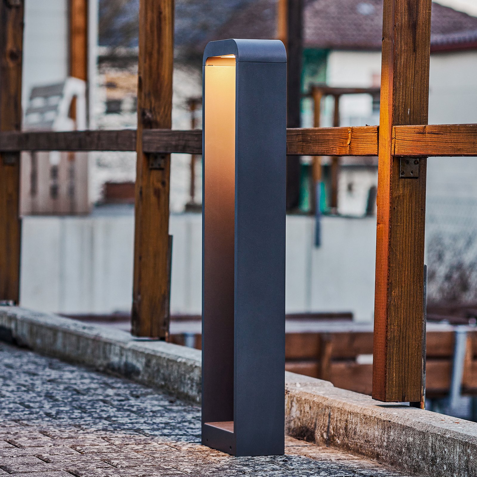 Lindby Emima LED-gånglampa av aluminium 80 cm