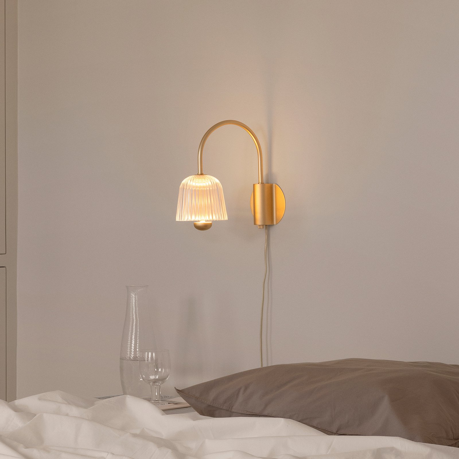 Nuura LED-Wandlampe Asteea, Breite 16 cm, messingfarben/klar