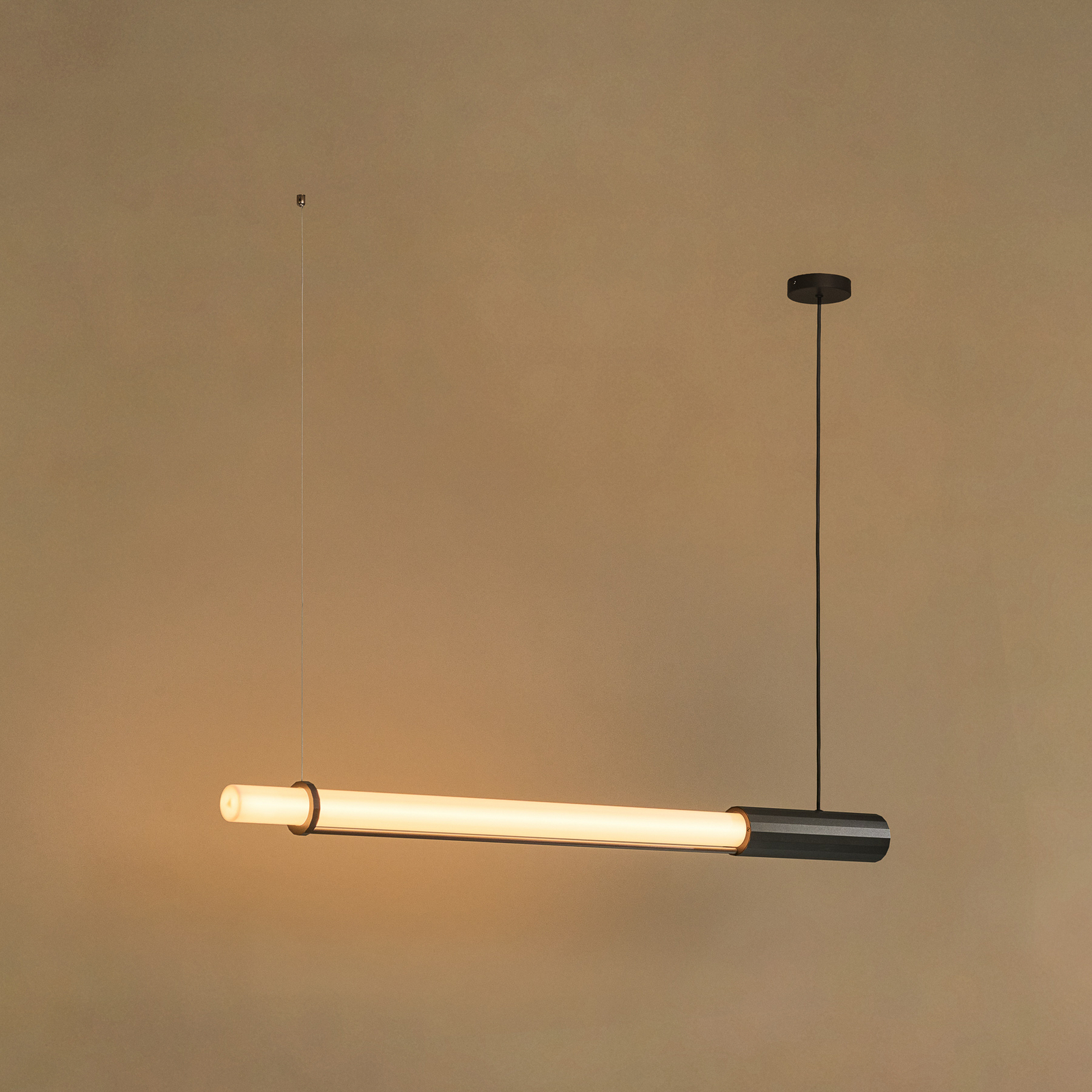 Lampada LED a sospensione In Fine, grigio scuro, lunghezza 105 cm - DCW