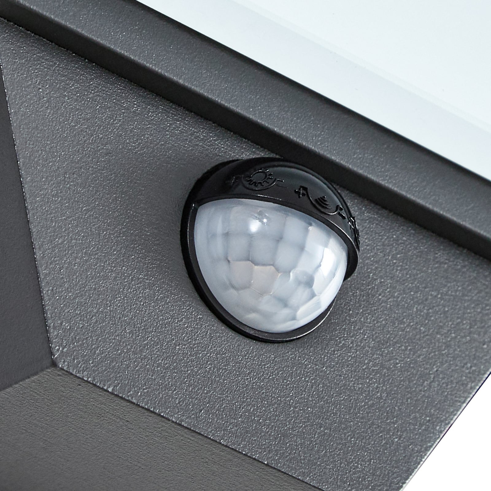 Lucande LED-Außenwandleuchte Melira, Sensor, anthrazit, IP65 Lucande LED-Außenwandleuchte Melira, Sensor, anthrazit, IP65