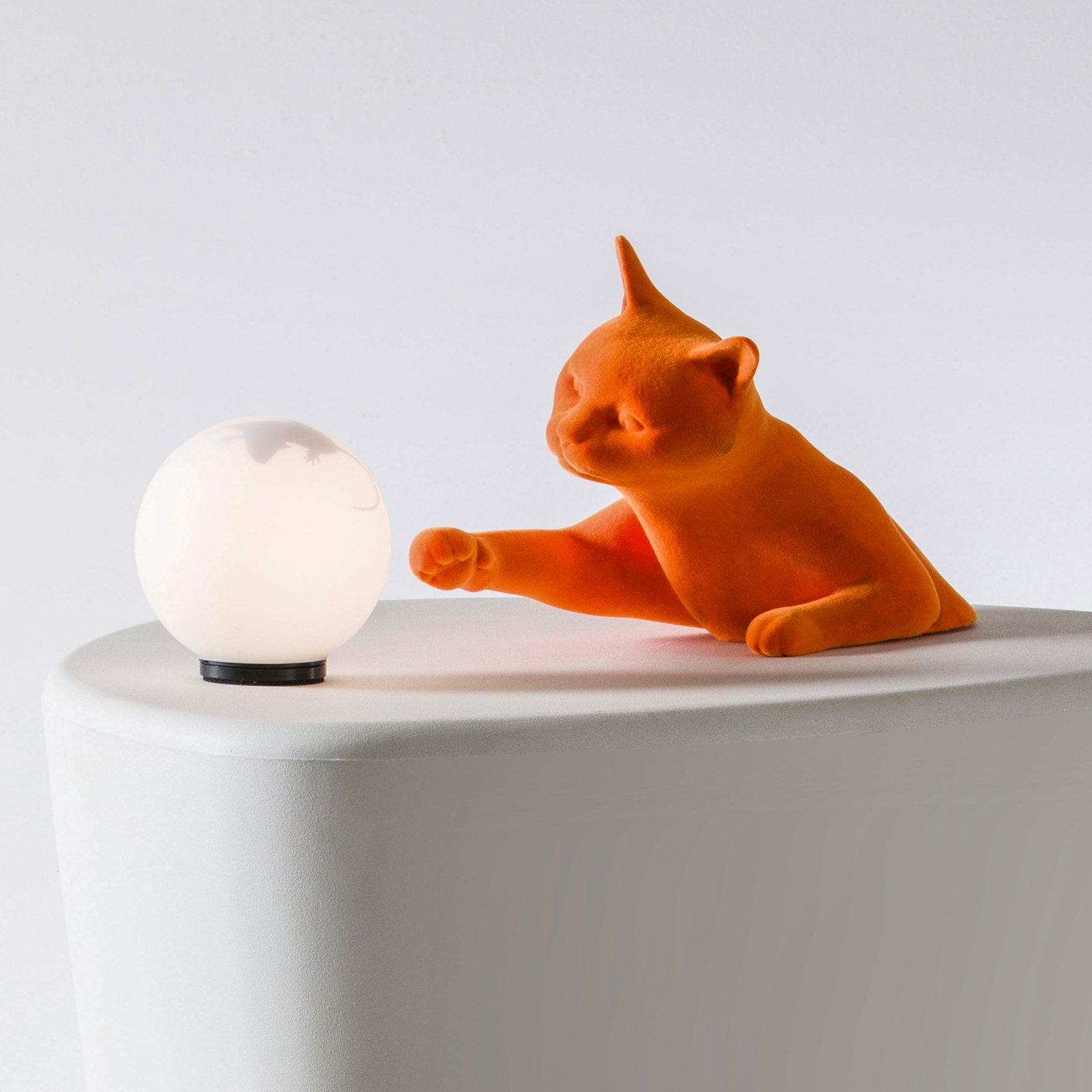 Karman table lamp Maoo, ceramic orange, glass, cat figurine