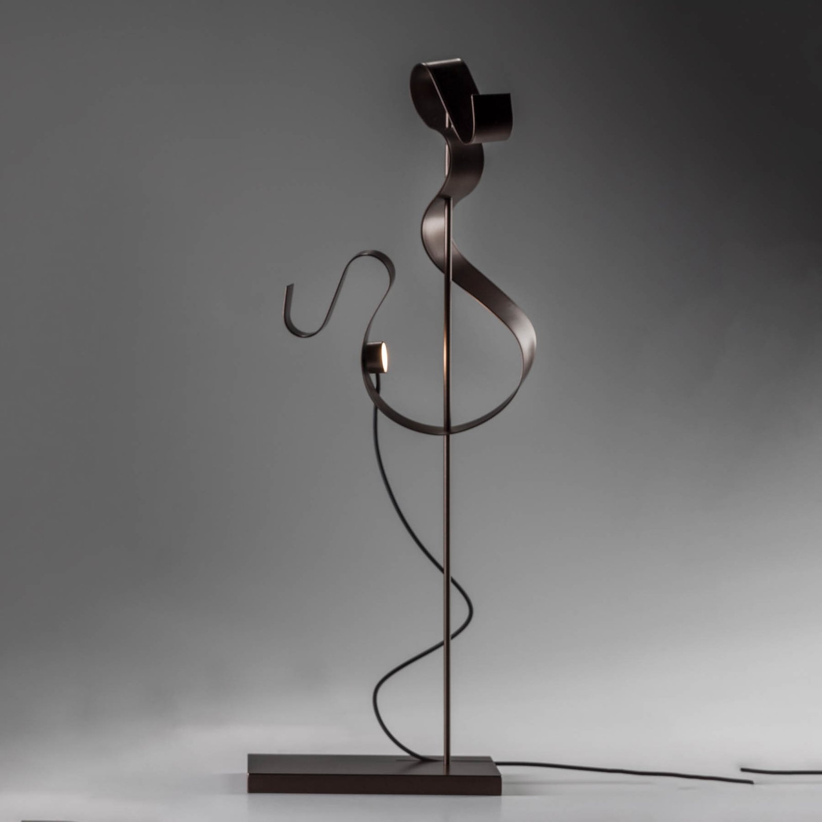 Knikerboker Curve LED-Tischleuchte aus Stahl