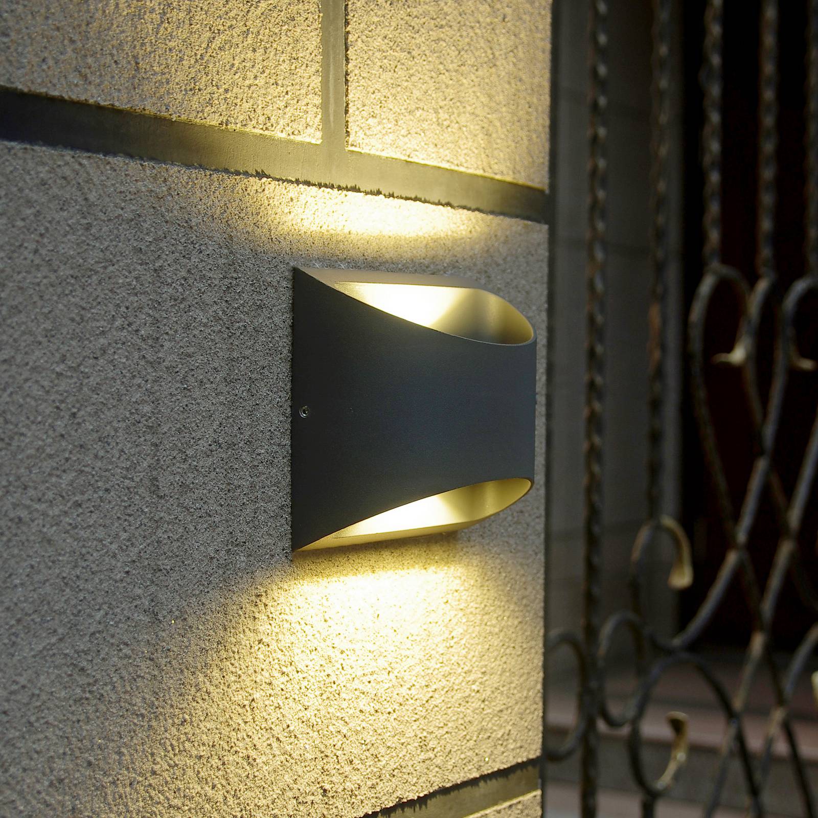Kinkiet zewnętrzny LED Dodd, czarny, aluminium, półokrągły
